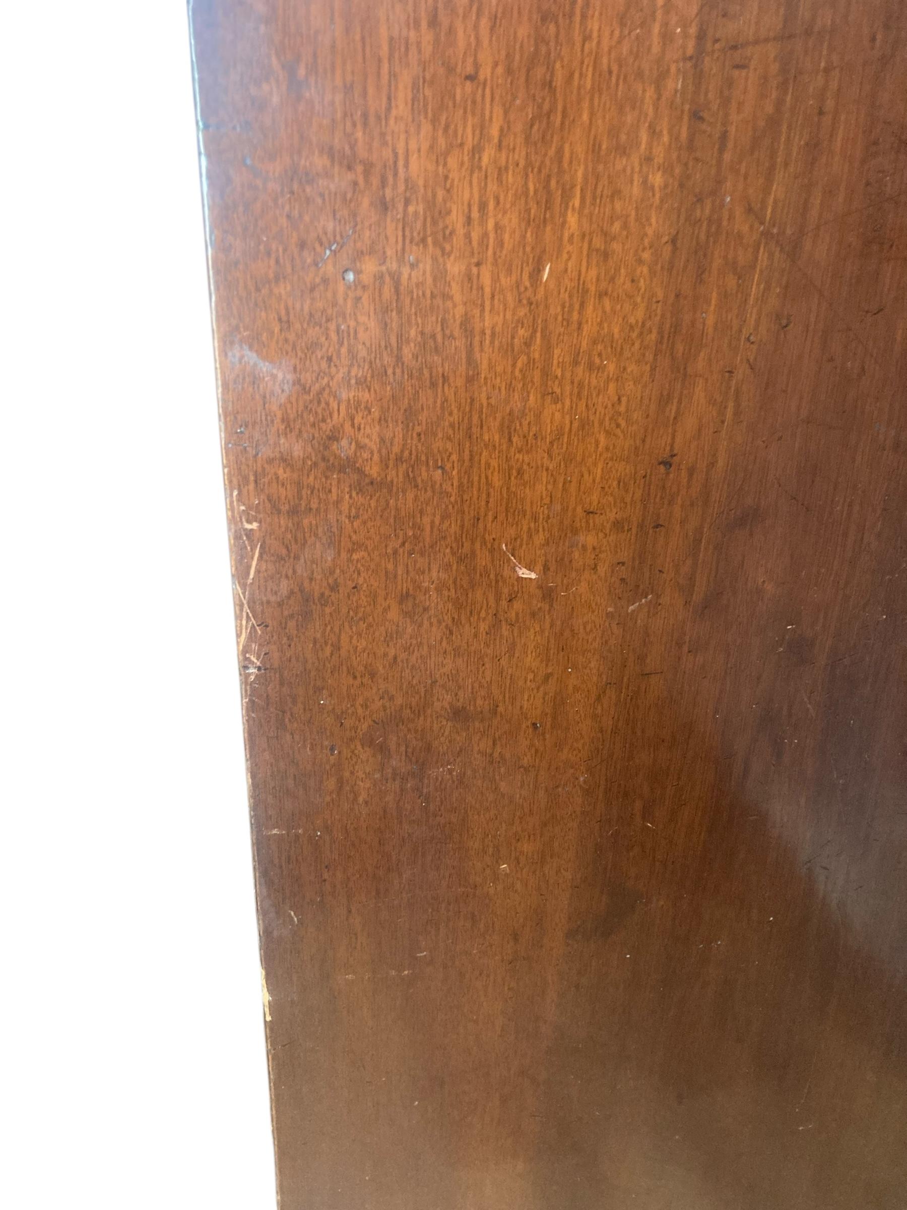 Table géorgienne en acajou à plateau basculant sur roulettes en laiton en vente 2