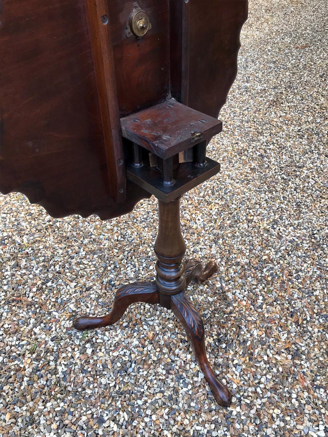 Hand-Crafted Georgian Mahogany Tilt-Top Wine Table with Birdcage For Sale