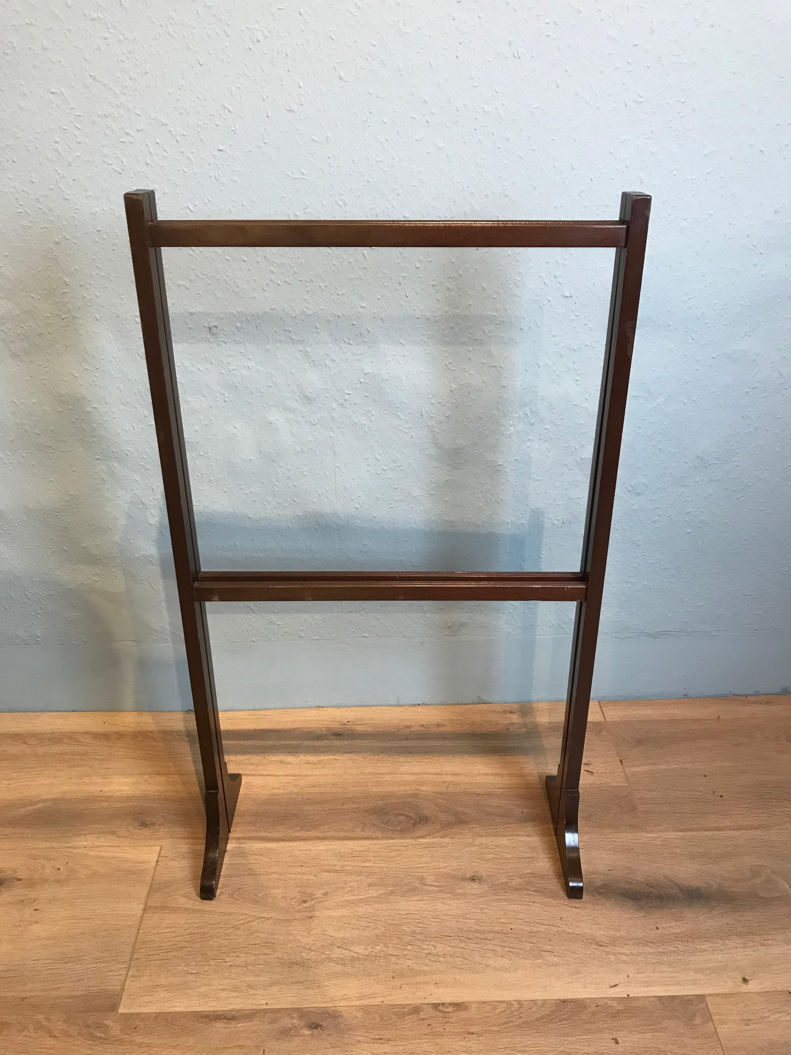 A very elegant antique English Georgian mahogany towel. Made in 1820, it has attractive reeding to the cross rails and slender proportions. This useful towel rail is in very good condition, and would add a touch of country house glamour to any