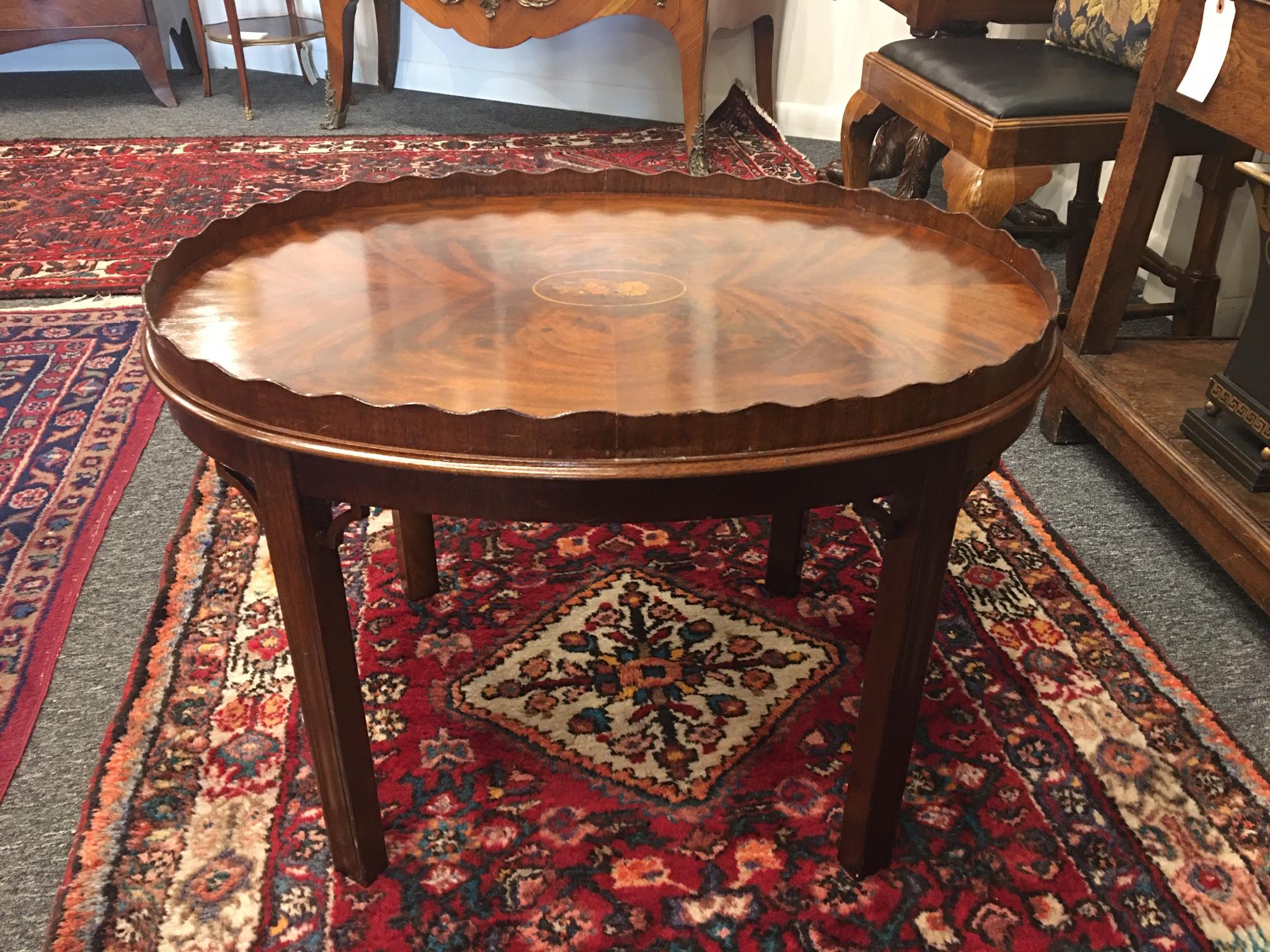 Georgian mahogany tray table or coffee table with scalloped edges, 20th century.