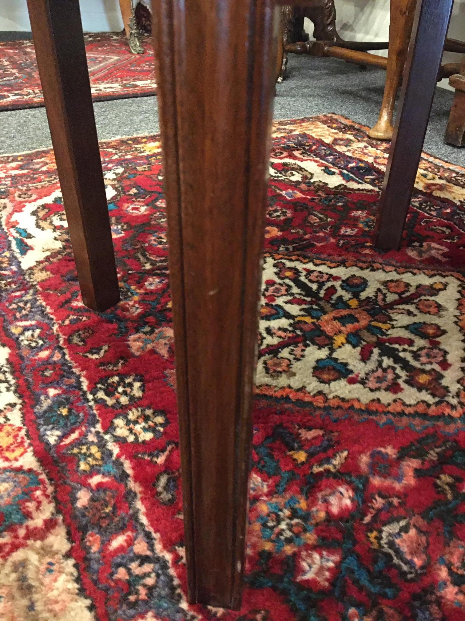 Georgian Mahogany Tray Table or Coffee Table with Scalloped Edges, 20th Century In Good Condition In Savannah, GA