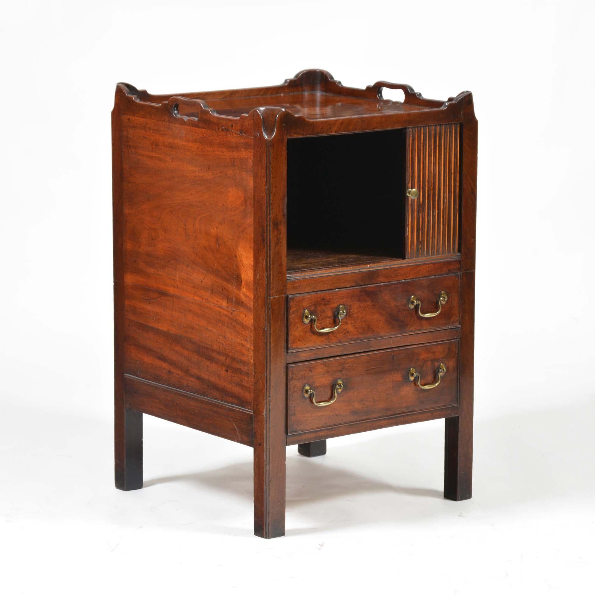 English Georgian mahogany tray-top commode bedside cabinet For Sale