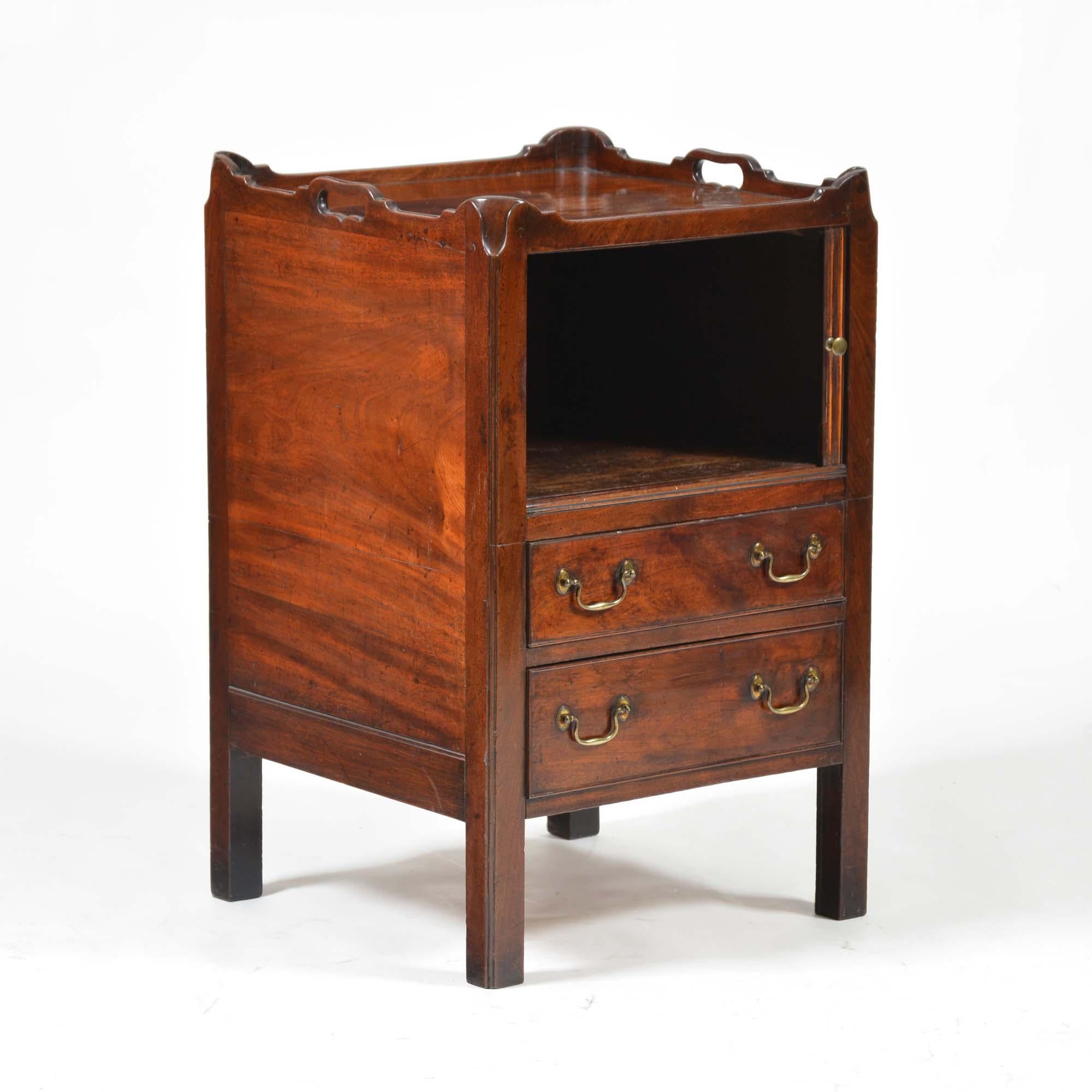 Georgian mahogany tray-top commode bedside cabinet In Good Condition For Sale In Castle Douglas, GB