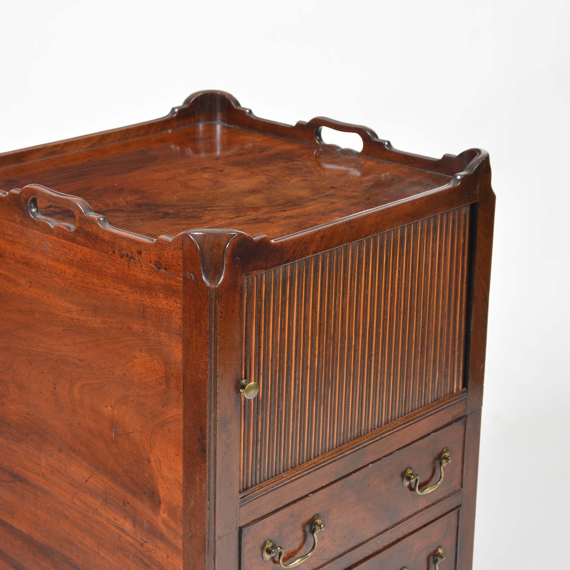 18th Century Georgian mahogany tray-top commode bedside cabinet For Sale