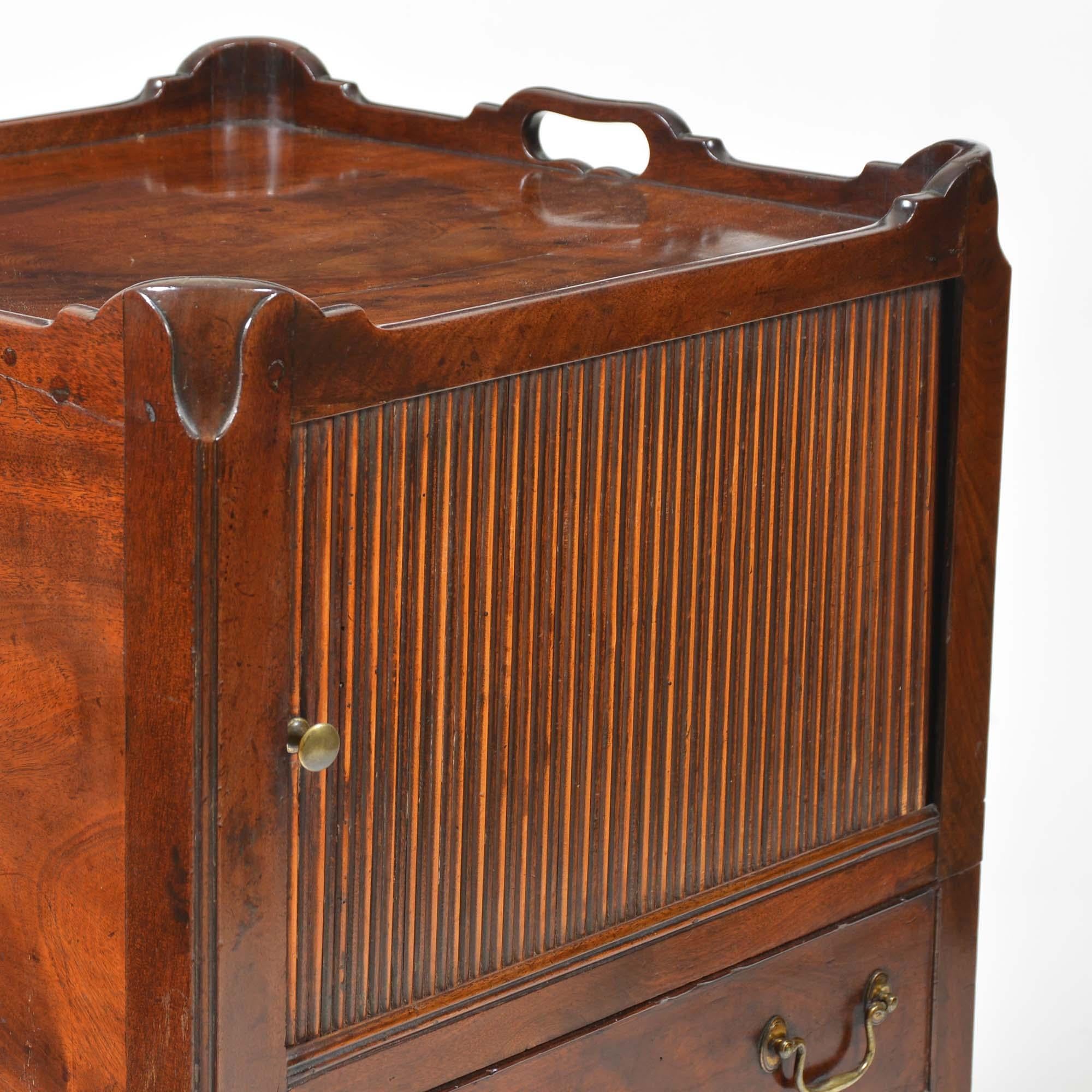 Mahogany Georgian mahogany tray-top commode bedside cabinet For Sale