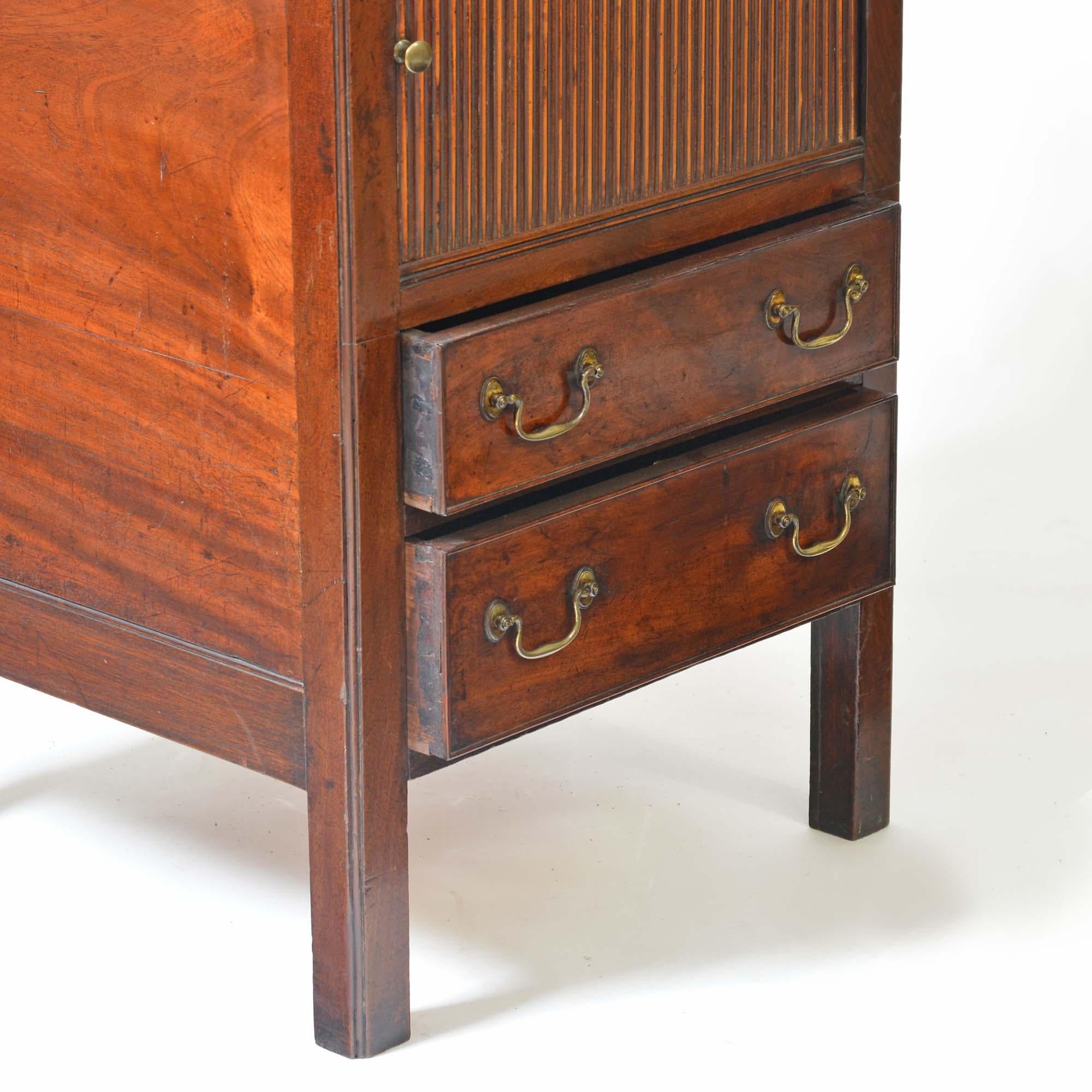 Georgian mahogany tray-top commode bedside cabinet For Sale 2