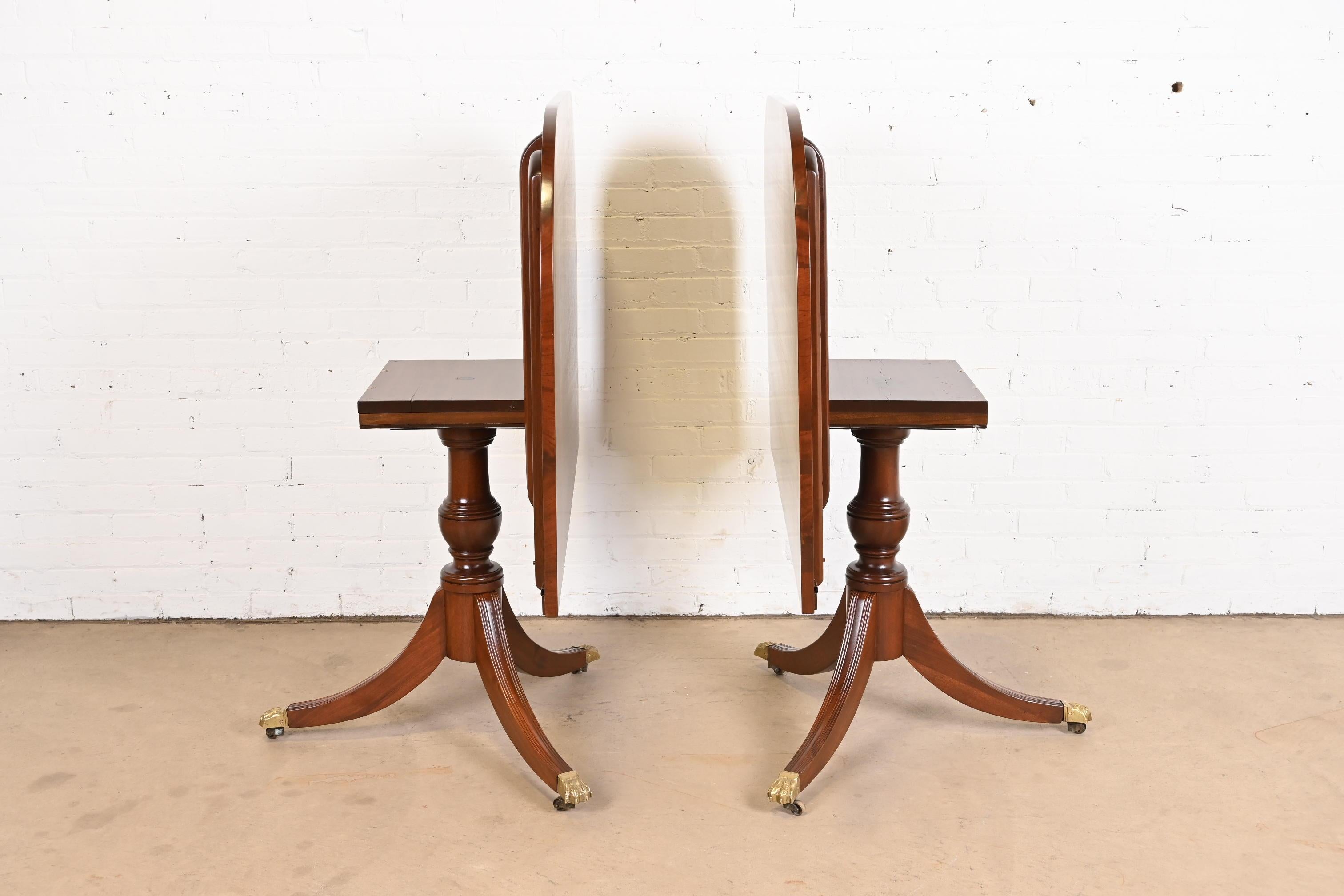 Georgian Mahogany Triple Pedestal Dining Table in the Manner of Baker Furniture For Sale 7