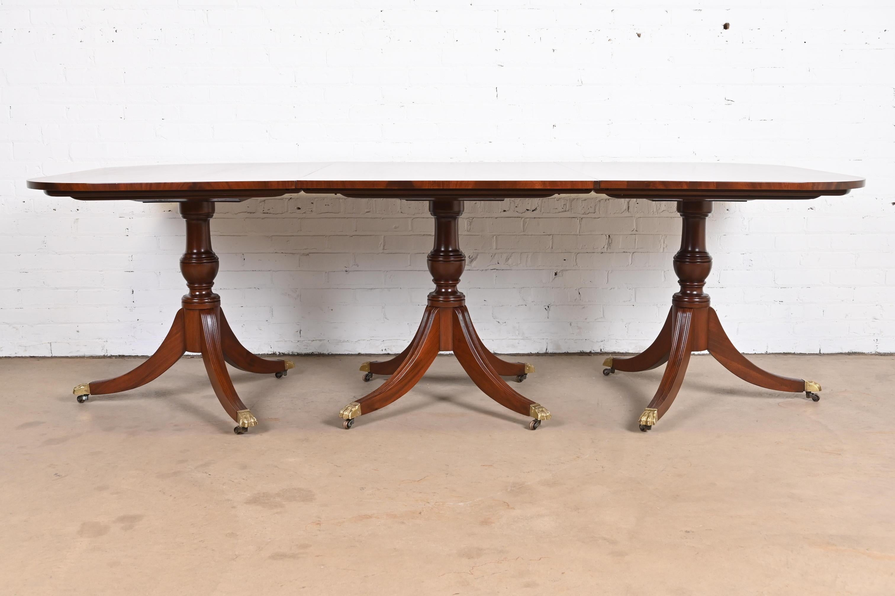 American Georgian Mahogany Triple Pedestal Dining Table in the Manner of Baker Furniture For Sale