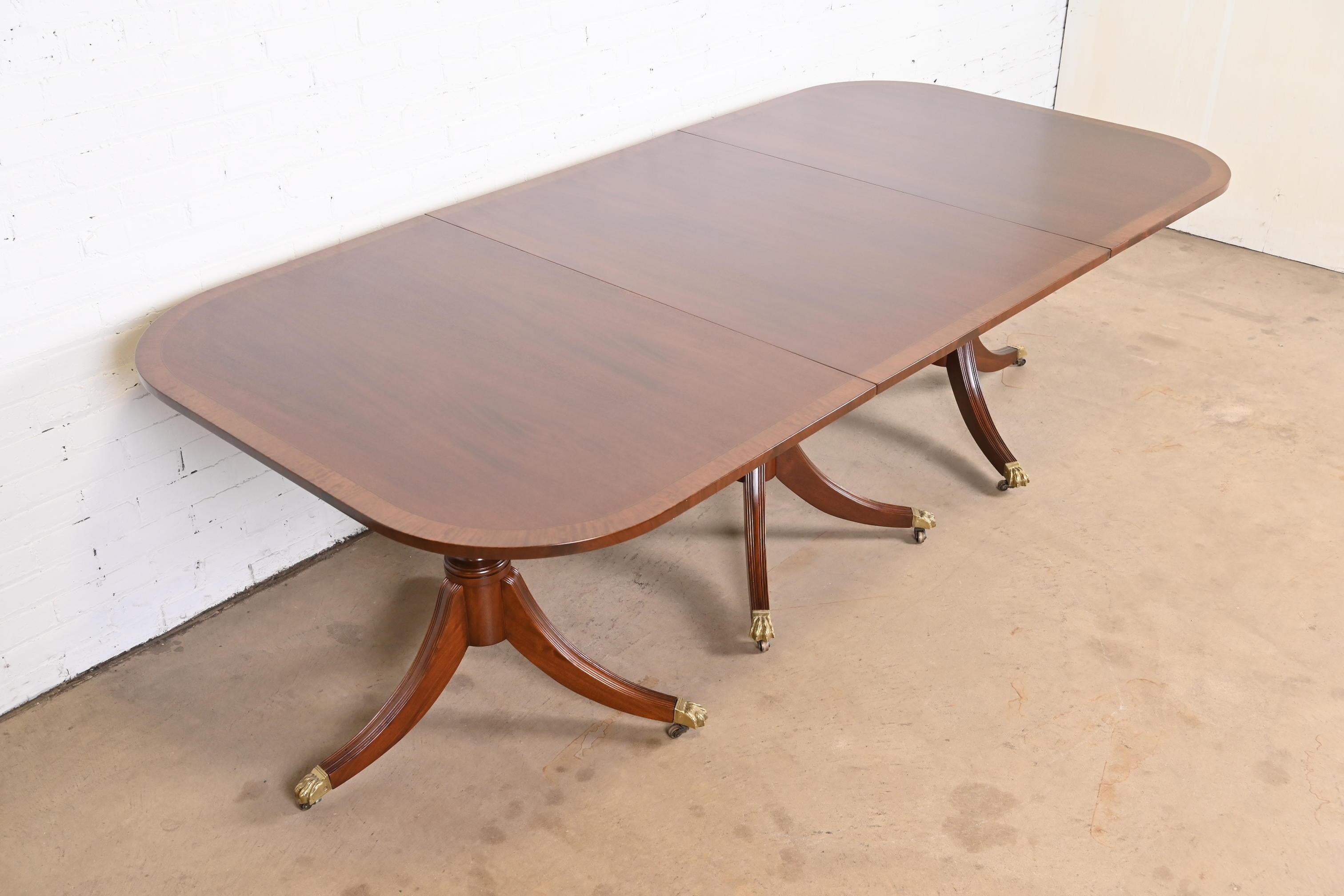 20th Century Georgian Mahogany Triple Pedestal Dining Table in the Manner of Baker Furniture For Sale