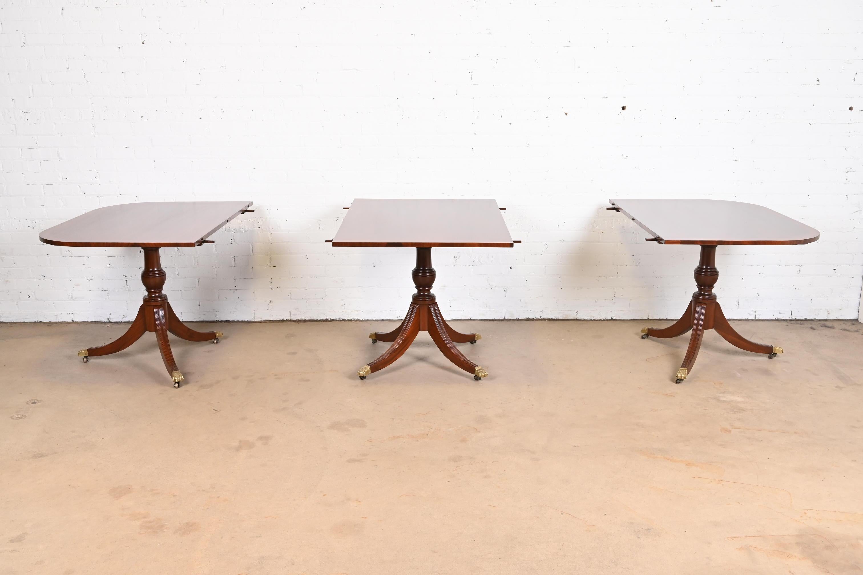 Georgian Mahogany Triple Pedestal Dining Table in the Manner of Baker Furniture For Sale 2