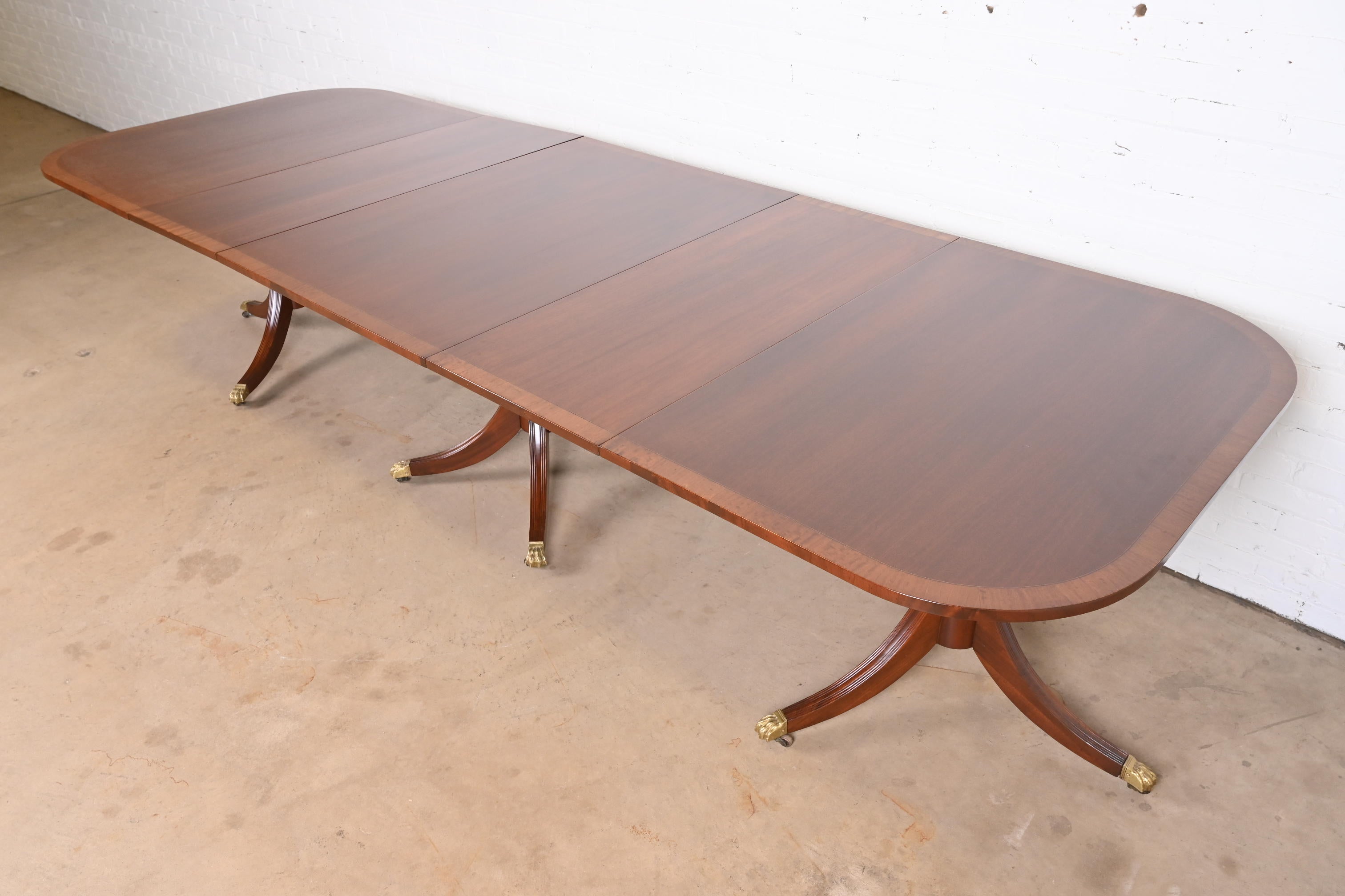Georgian Mahogany Triple Pedestal Dining Table in the Manner of Baker Furniture For Sale 3