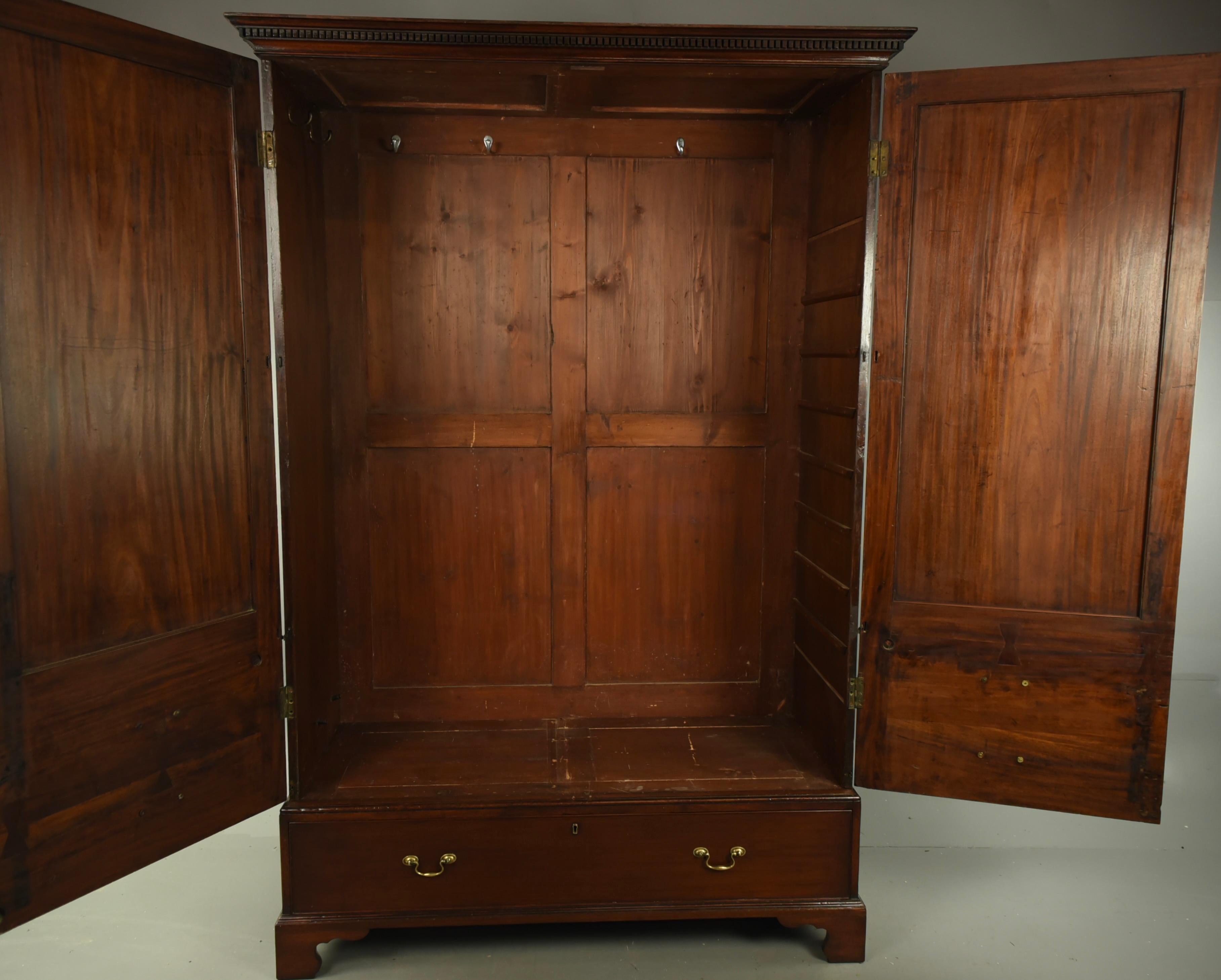 Georgian mahogany  wardrobe circa 1800 In Good Condition In Chelmsford, GB