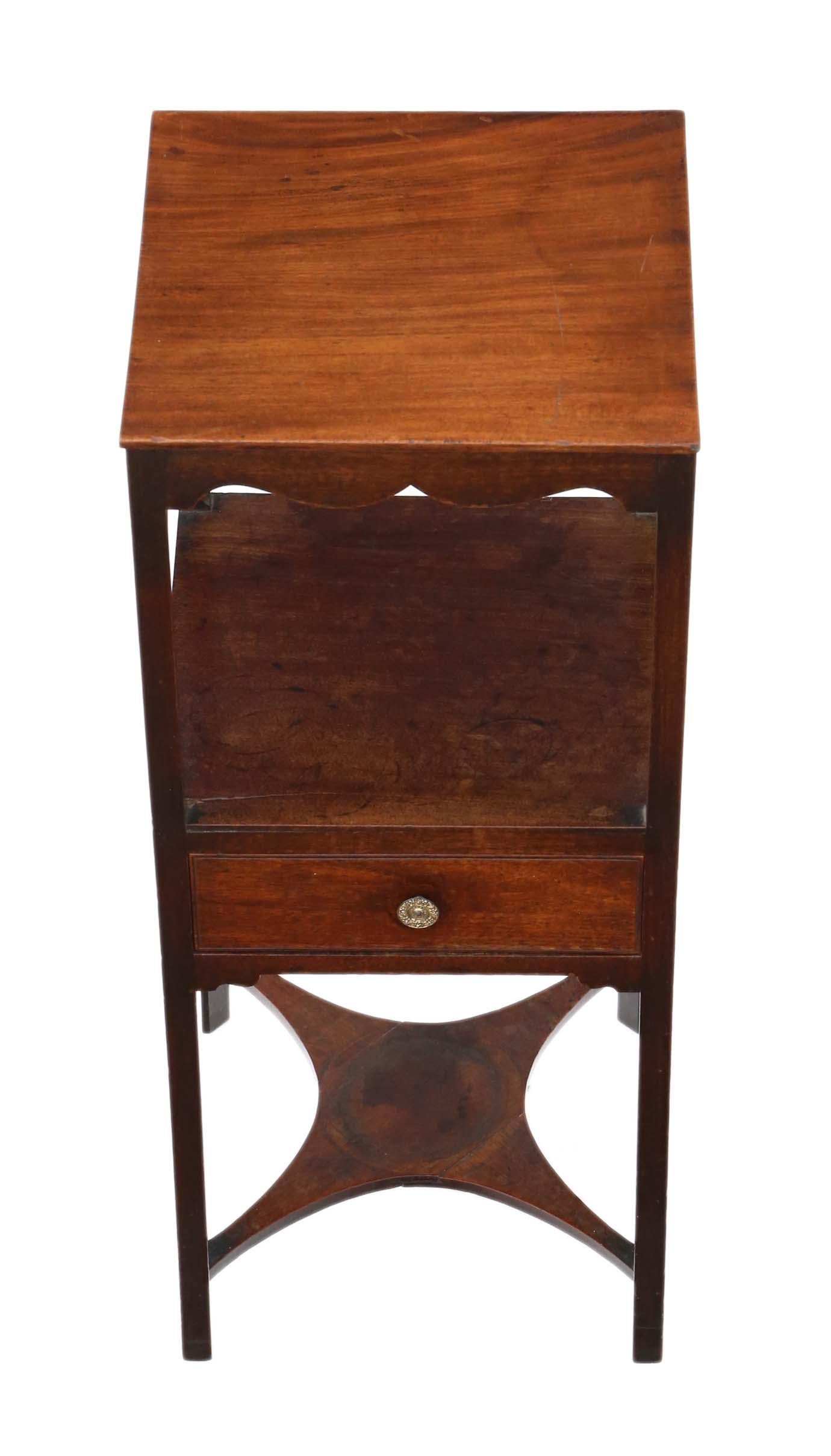 Antique quality Georgian circa 1800 mahogany washstand bedside table.
Great rare item, which is solid with no loose joints and no woodworm. The oak lined drawer slides freely.
Lovely age, color and patina.
Measures: 33cm wide x 33cm deep x 82cm