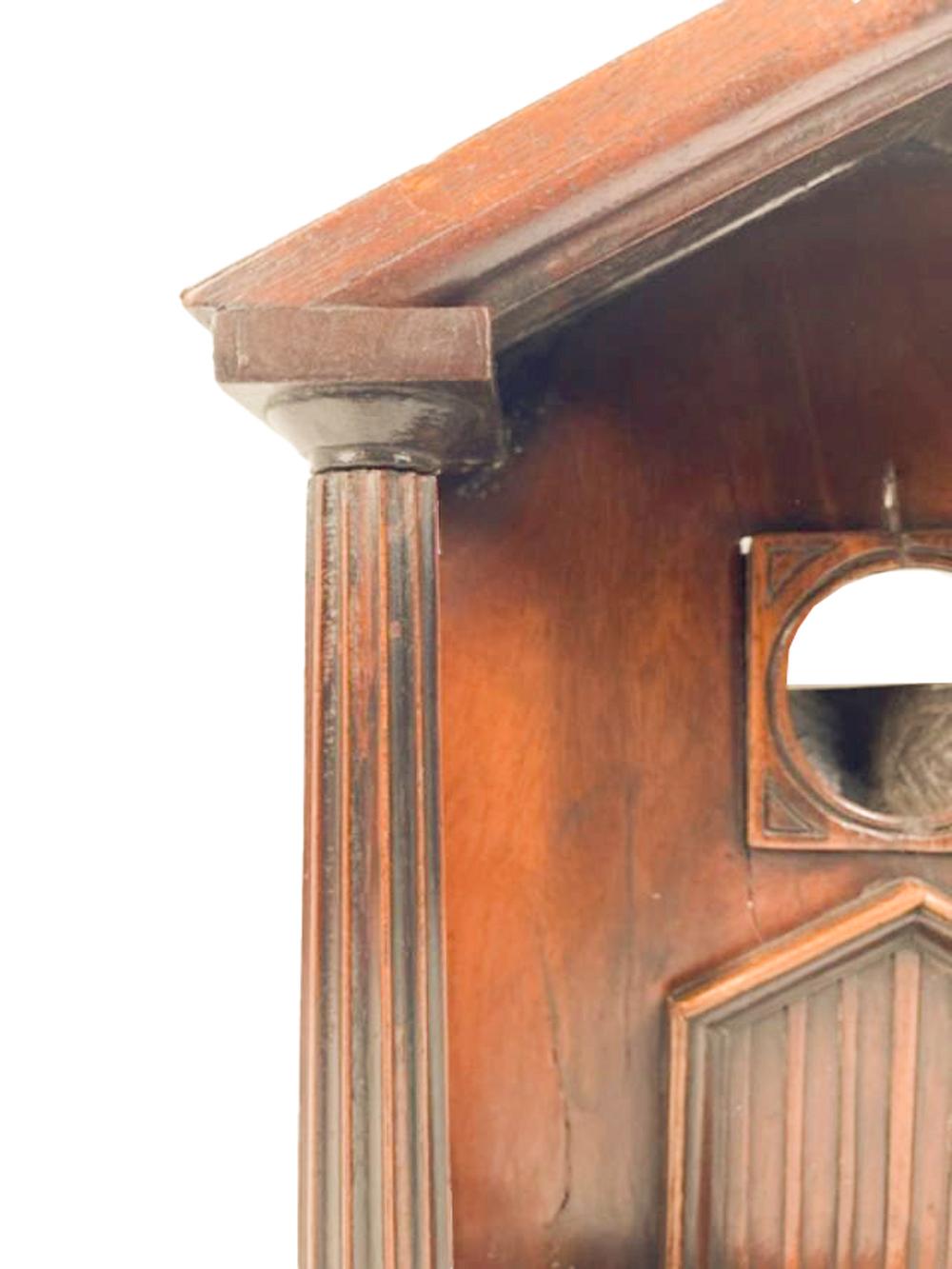 Georgianischer Mahagoni-Uhrenschrank in Form eines Säulenportikus (Holz) im Angebot