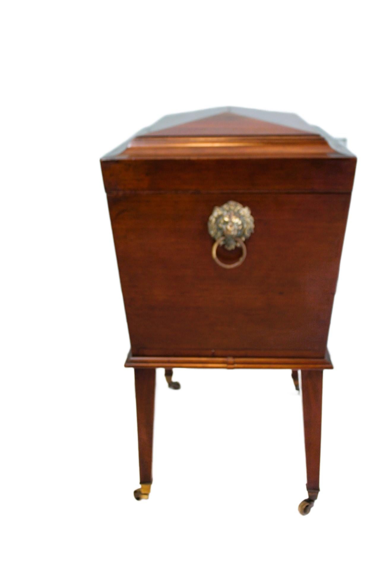 Georgianischer Mahagoni-Weinkühler / Cellarette-Weinkühler (George III.) im Angebot