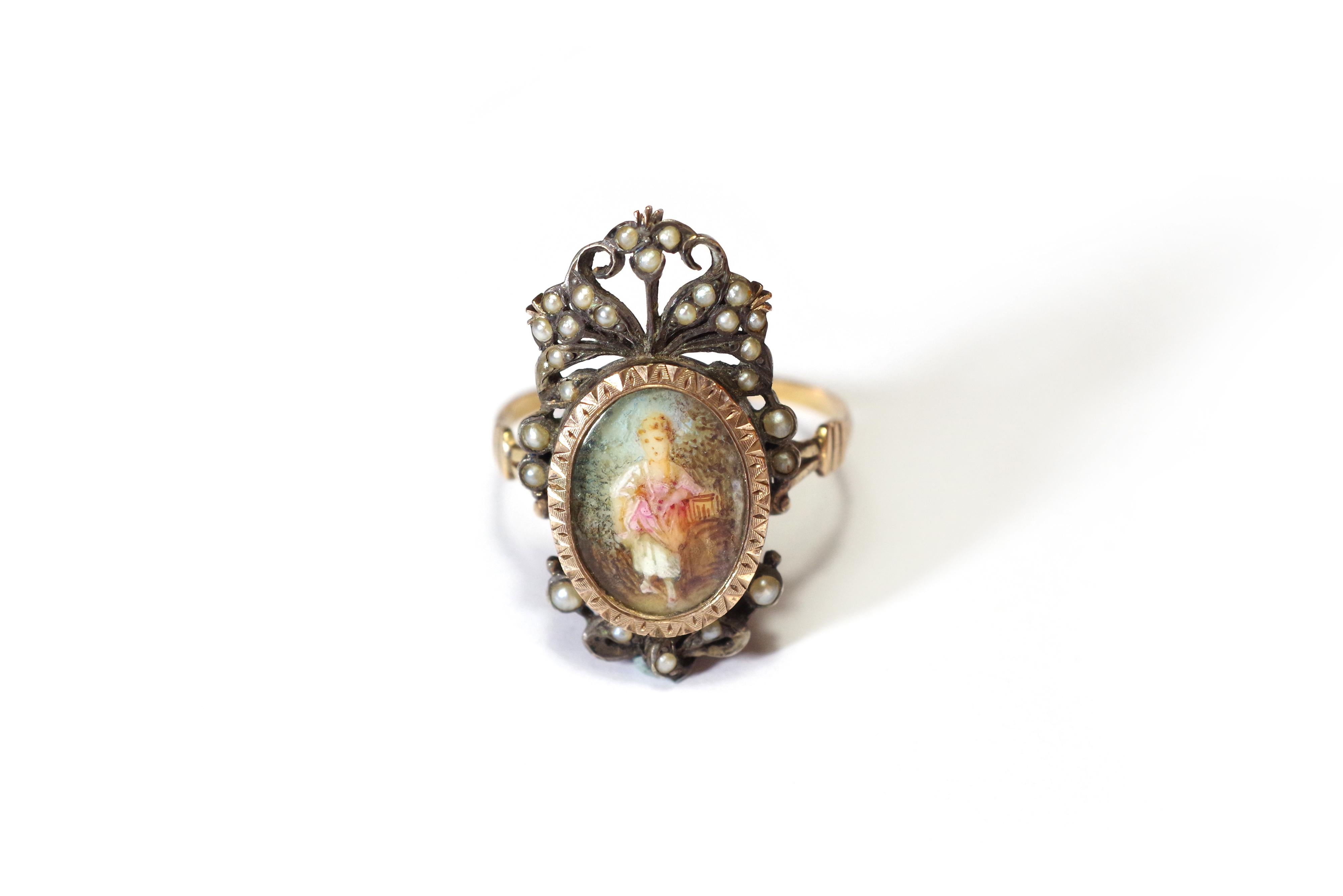 Georgian maiden portrait ring in rose gold 18 karats and silver. Antique ring composed of a miniature on vellum under a glass set in a rose gold medallion. The miniature represents a young girl in a garden, wearing a white dress and a pink shawl.