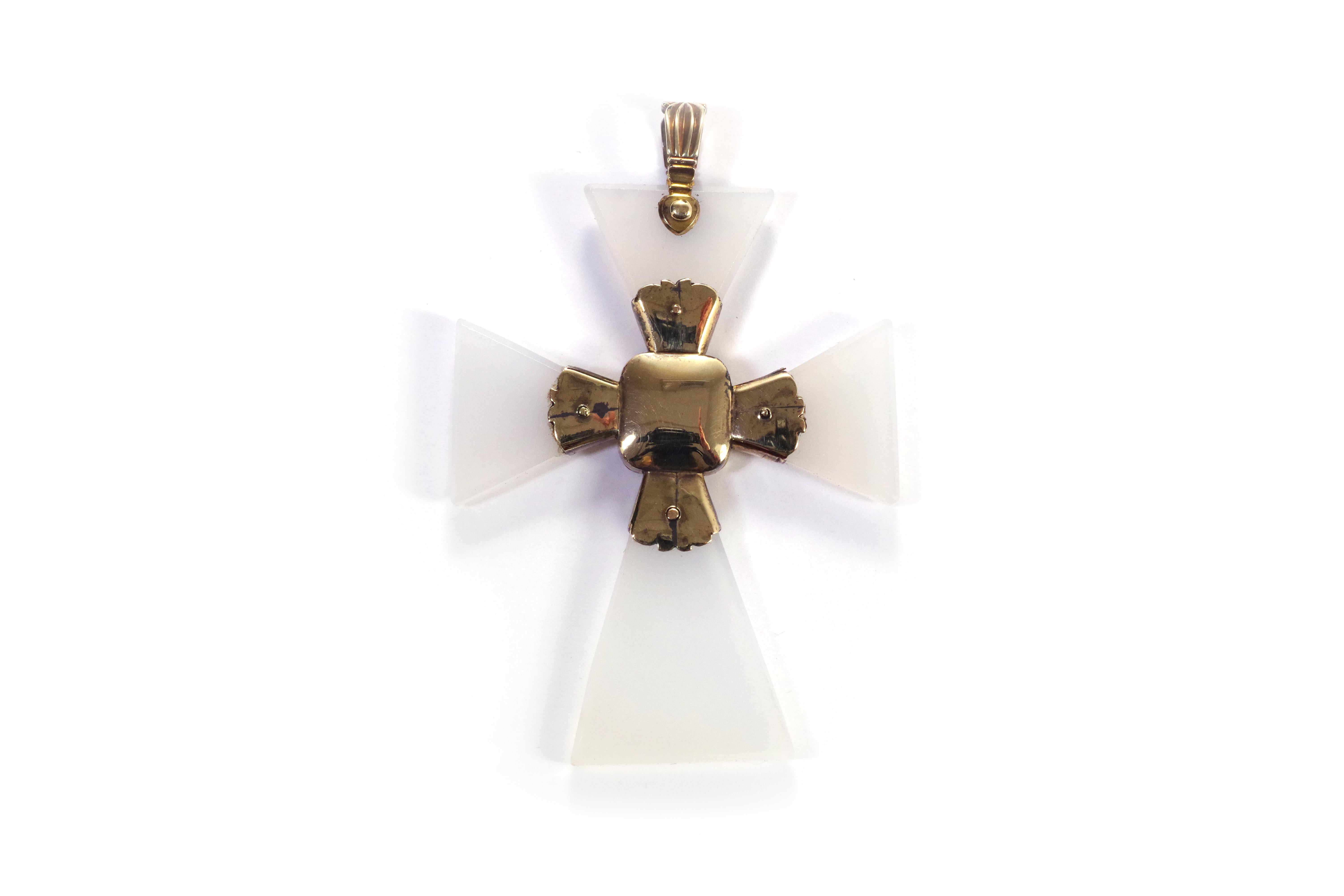 Georgian Maltese cross chalcedony pendant in 14k gold. This antique reliquary cross is made of four chalcedony elements forming a cross, held together by a central gold element with delicate engraving. This central element likely originally