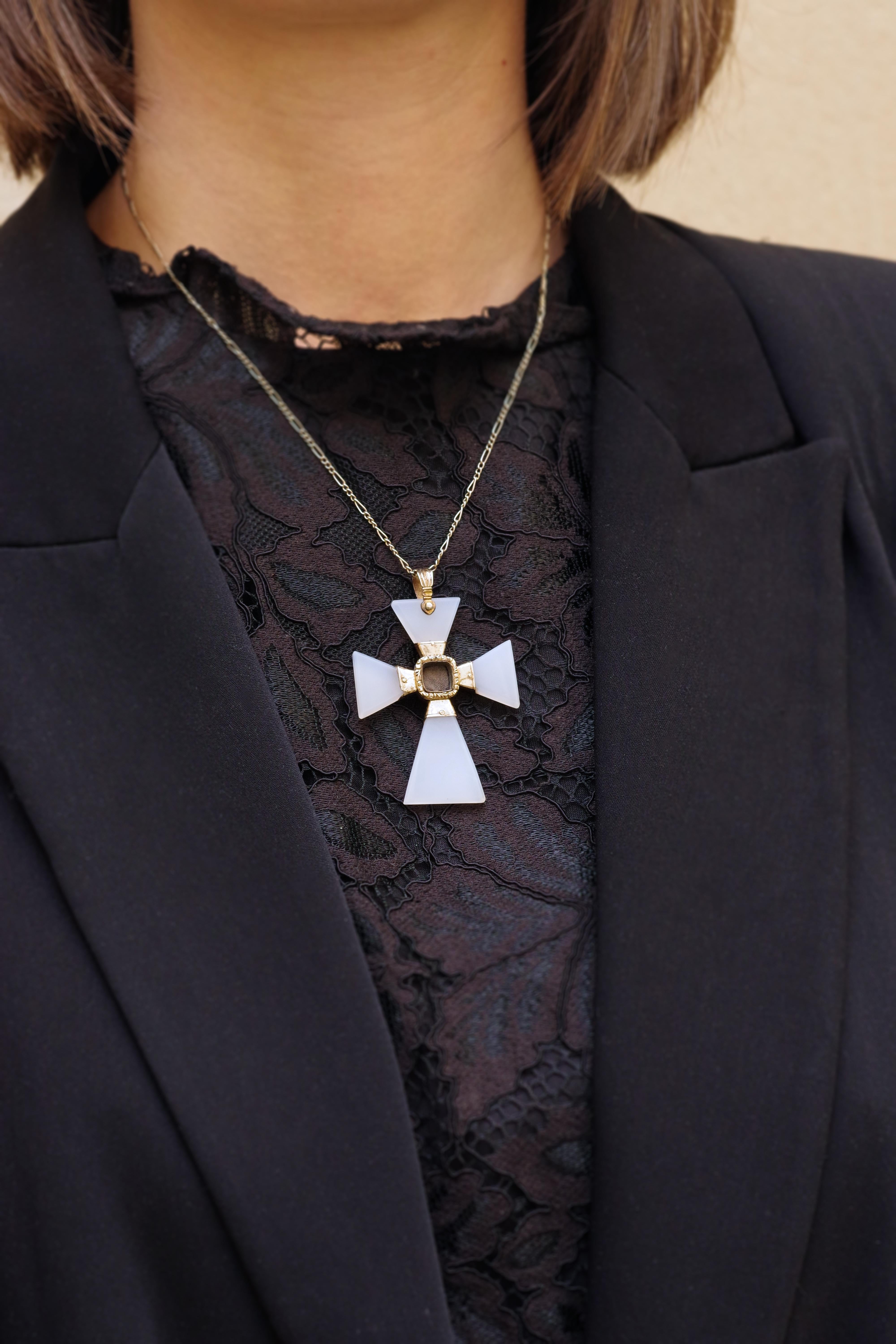 Georgian Maltese cross chalcedony pendant In Fair Condition For Sale In PARIS, FR