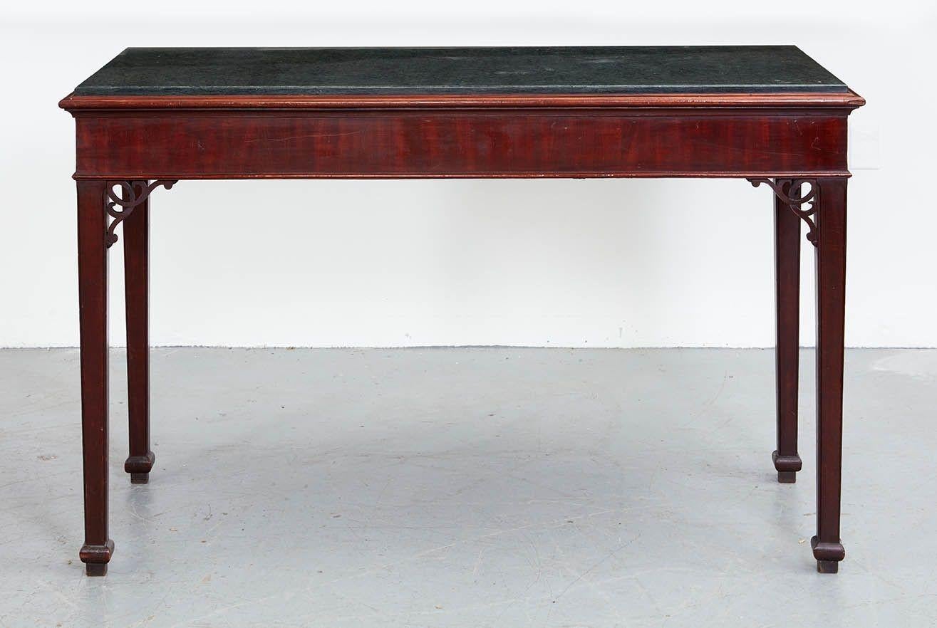 Console géorgienne en acajou à plateau de marbre, le plateau en marbre vert encastré est entouré d'une moulure en ogee, reposant sur des pieds fuselés carrés se terminant par des pieds en bêche, les coins sont ornés d'écoinçons chantournés.