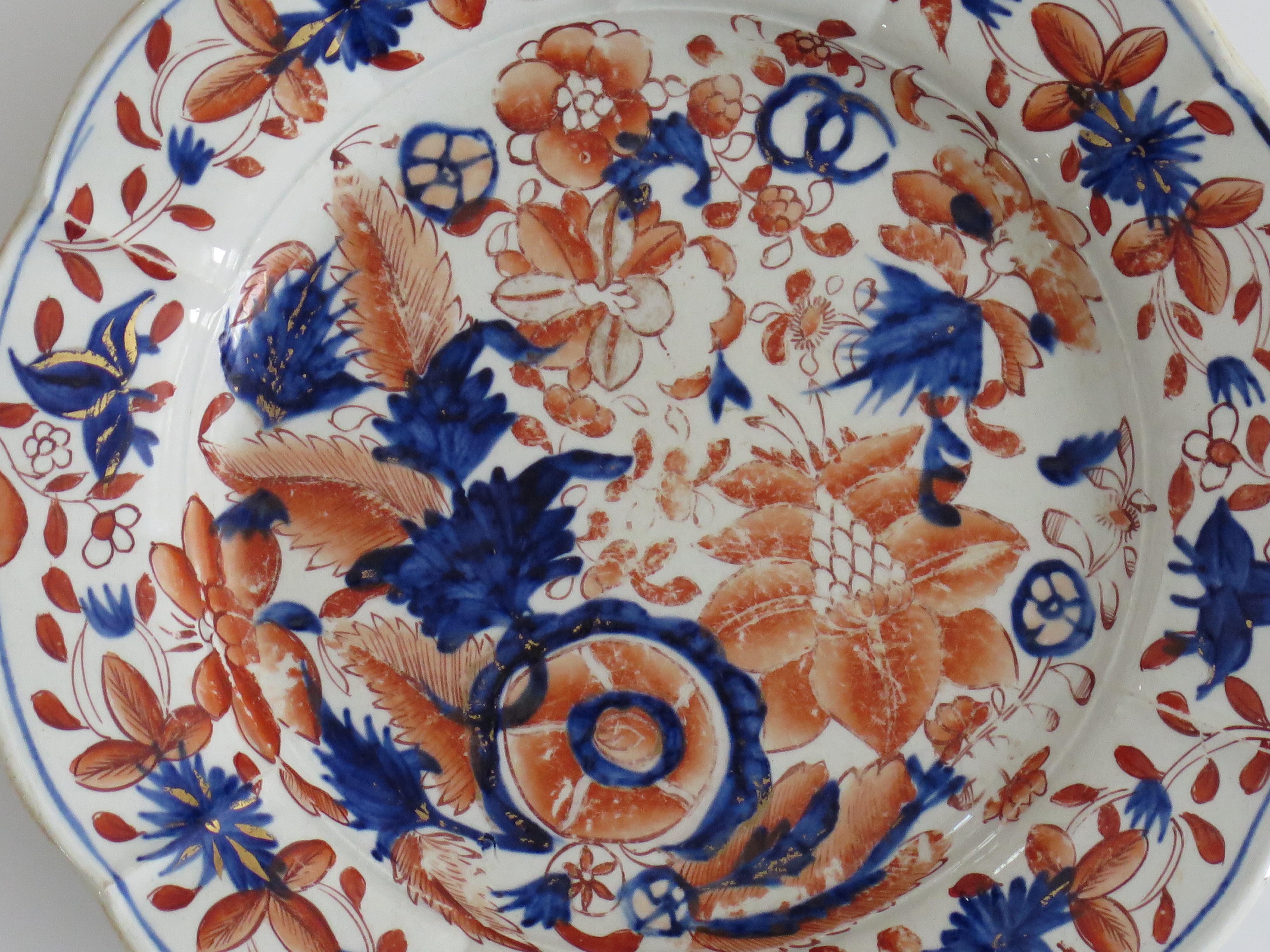 Il s'agit d'une bonne assiette du désert, peinte à la main dans le motif rare et très décoratif des feuilles et des roues dorées, produite par l'usine de Lane's à Lane Delph, Staffordshire, Angleterre, pendant la période de George 111, vers