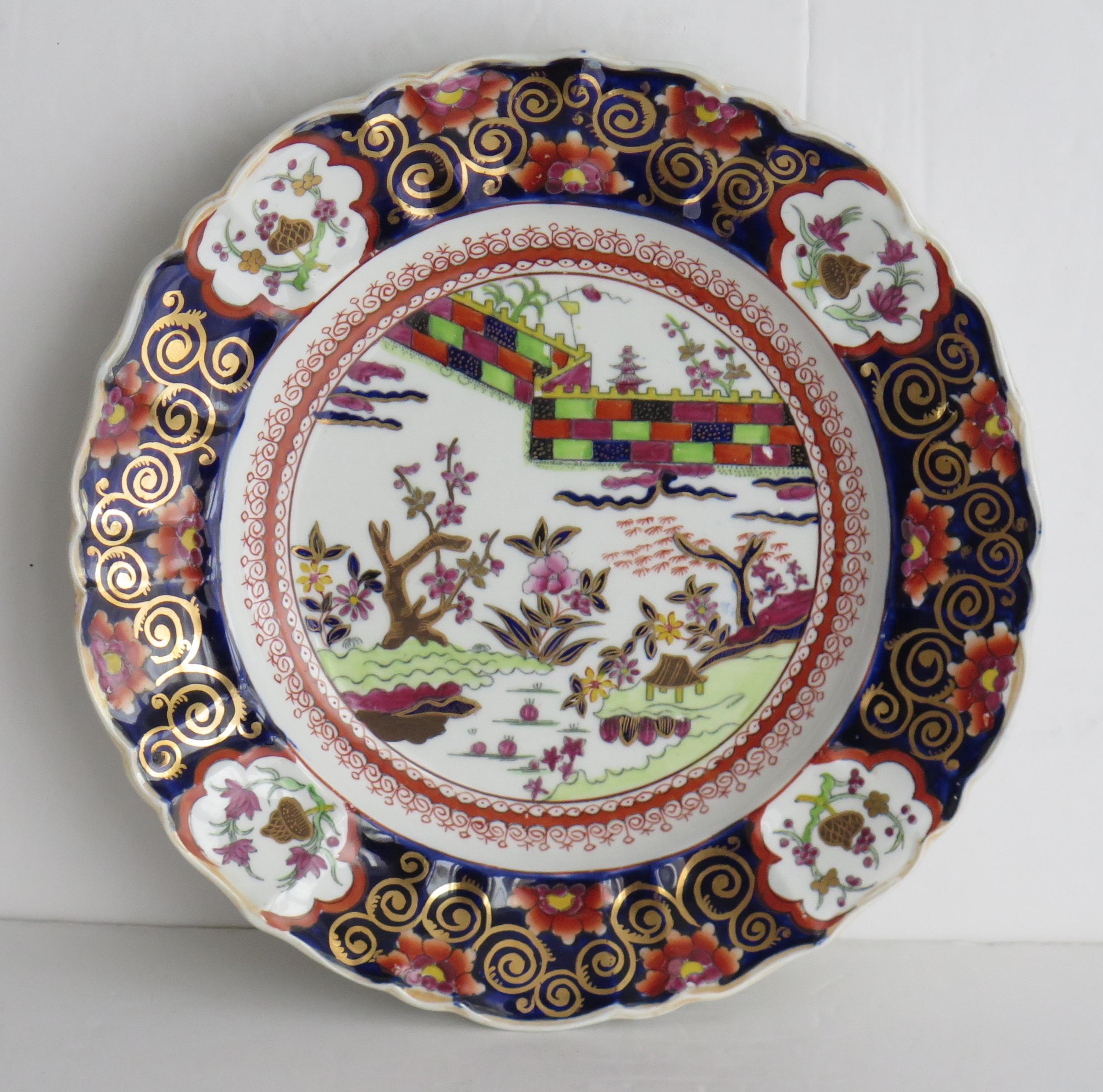 Anglais Assiette désertique géorgienne Mason's Ironstone en pierre de fer à motif mural coloré, vers 1818 en vente