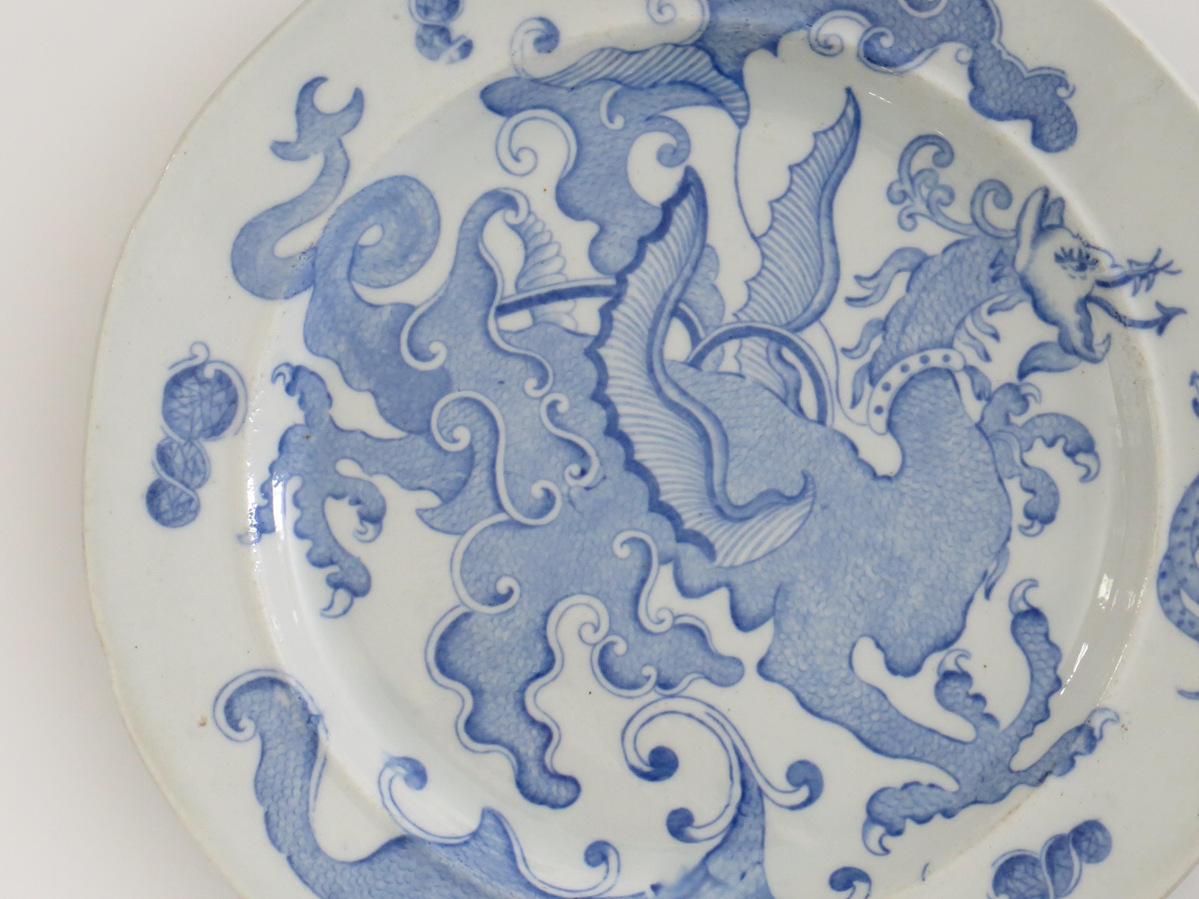 Georgian Mason's Ironstone Dinner Plate in Chinese Dragon Ptn, circa 1818 In Good Condition For Sale In Lincoln, Lincolnshire