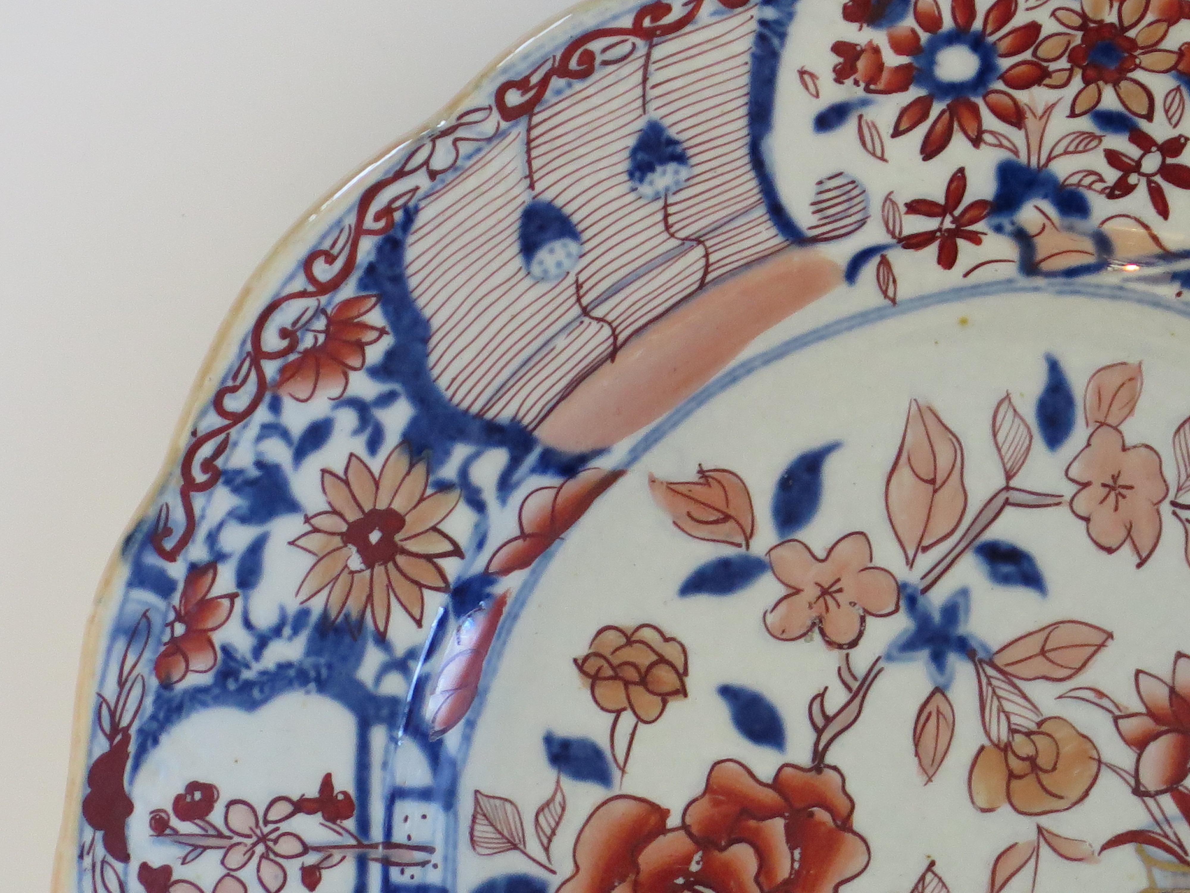 Georgian Masons Ironstone Dinner Plate in Vase & Rock gilded Pattern, Ca 1818 In Good Condition For Sale In Lincoln, Lincolnshire