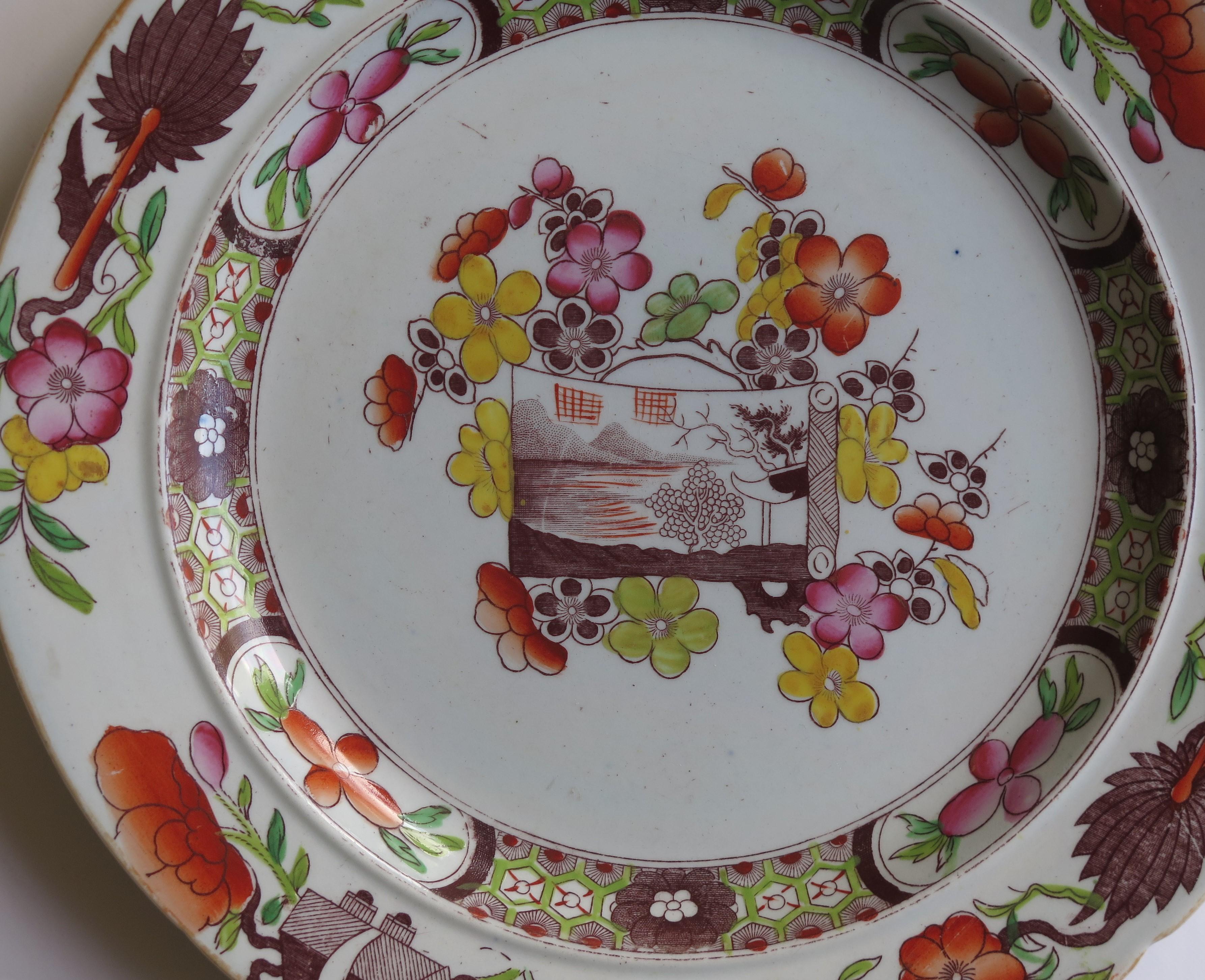Il s'agit d'une assiette à dîner en poterie de fer produite par l'usine Mason à Lane Delph, Staffordshire, Angleterre, pendant la période initiale de production de la pierre de fer, vers 1818.

L'assiette ou le bol est décoré de l'un des motifs de