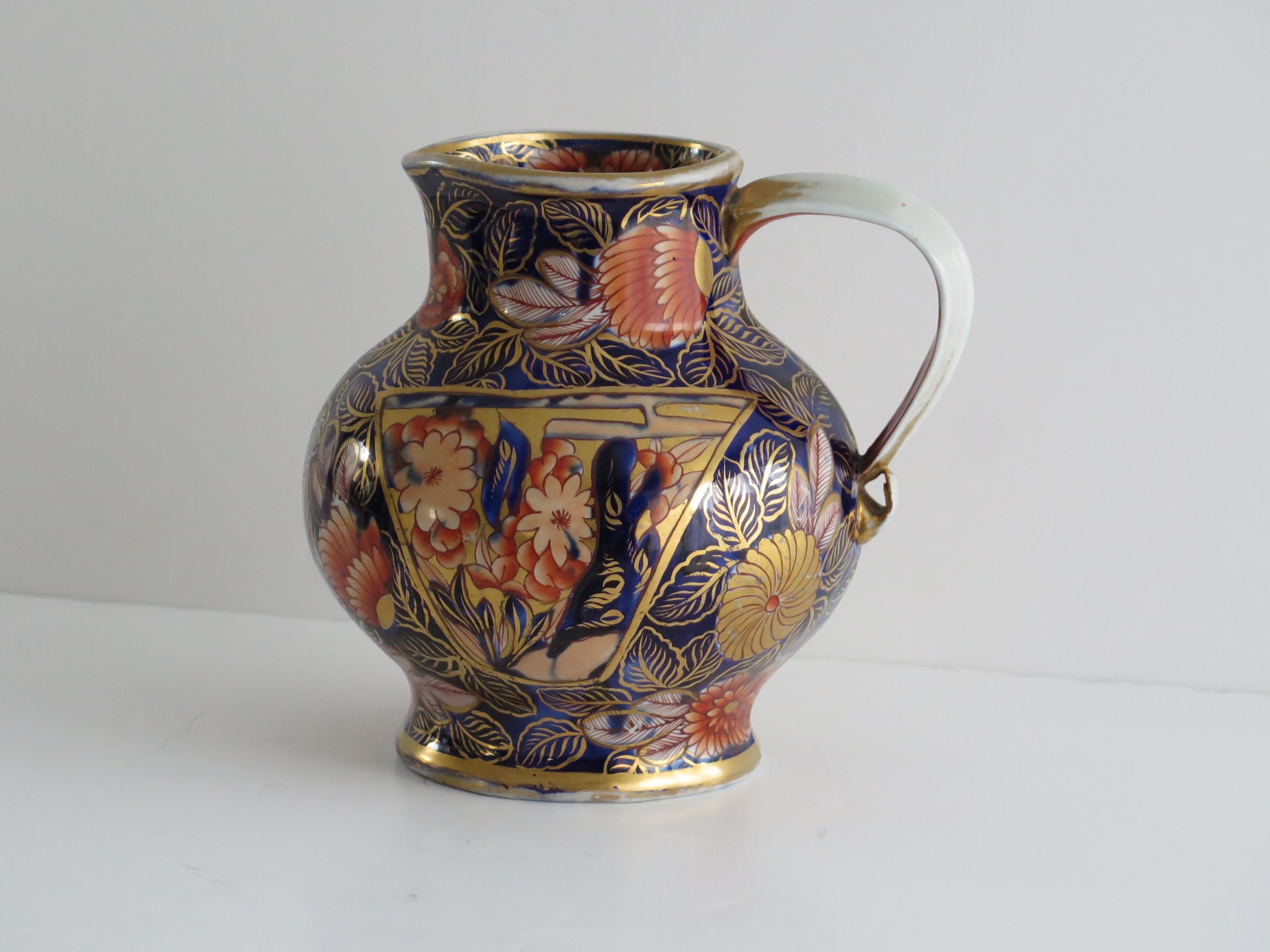 Dies ist ein schöner und seltener Krug aus Eisenstein in einer der selteneren Formen, hergestellt von Mason's Ironstone, Lane Delph, Staffordshire, England, um 1815.

Diese Kanne oder dieser Krug ist gut getöpfert und hat eine runde, bauchige Form