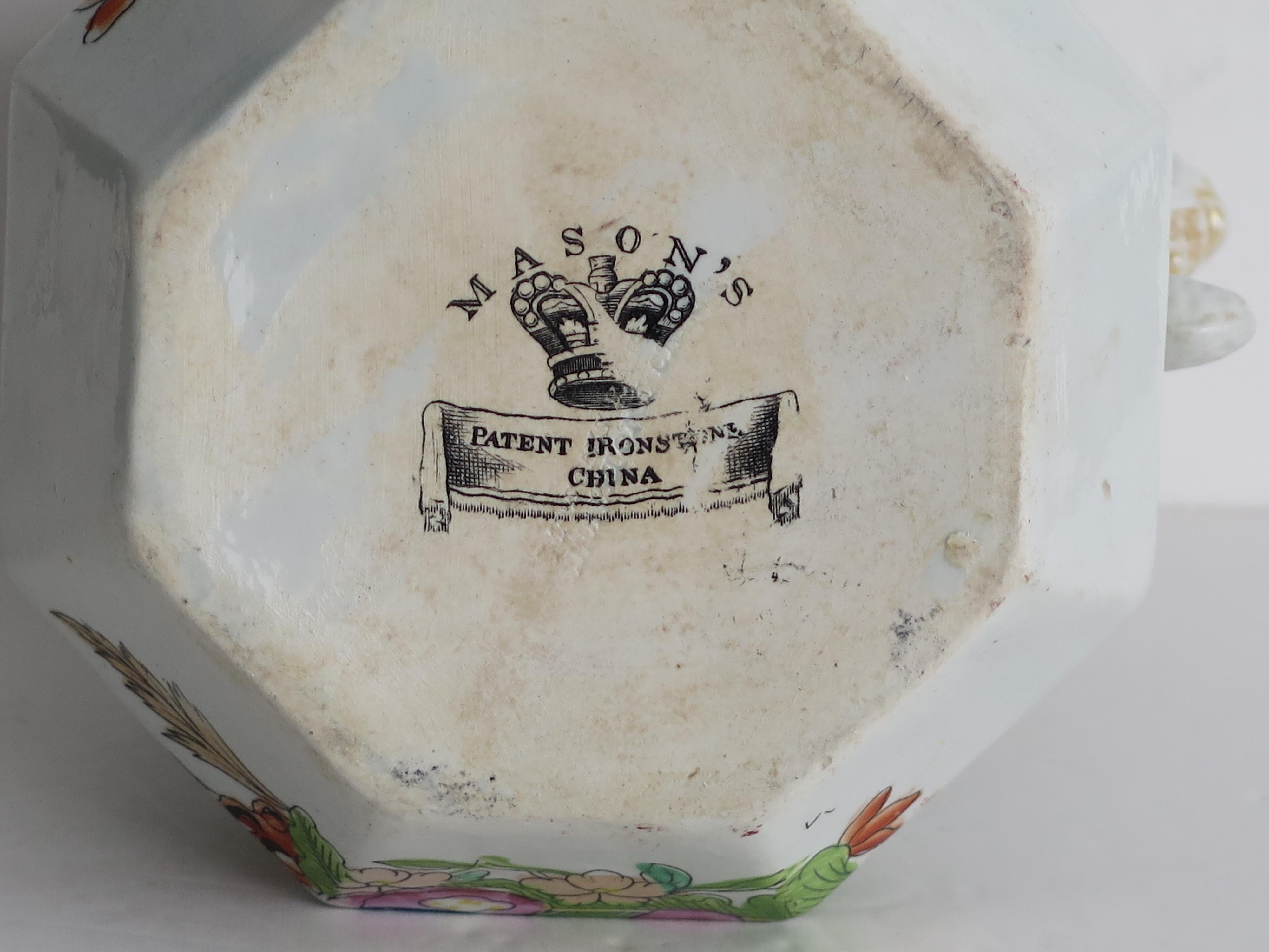 XIX secolo Caraffa o brocca georgiana in pietra di Mason's Ironstone con tavolo e vaso da fiori, 1820 ca. in vendita