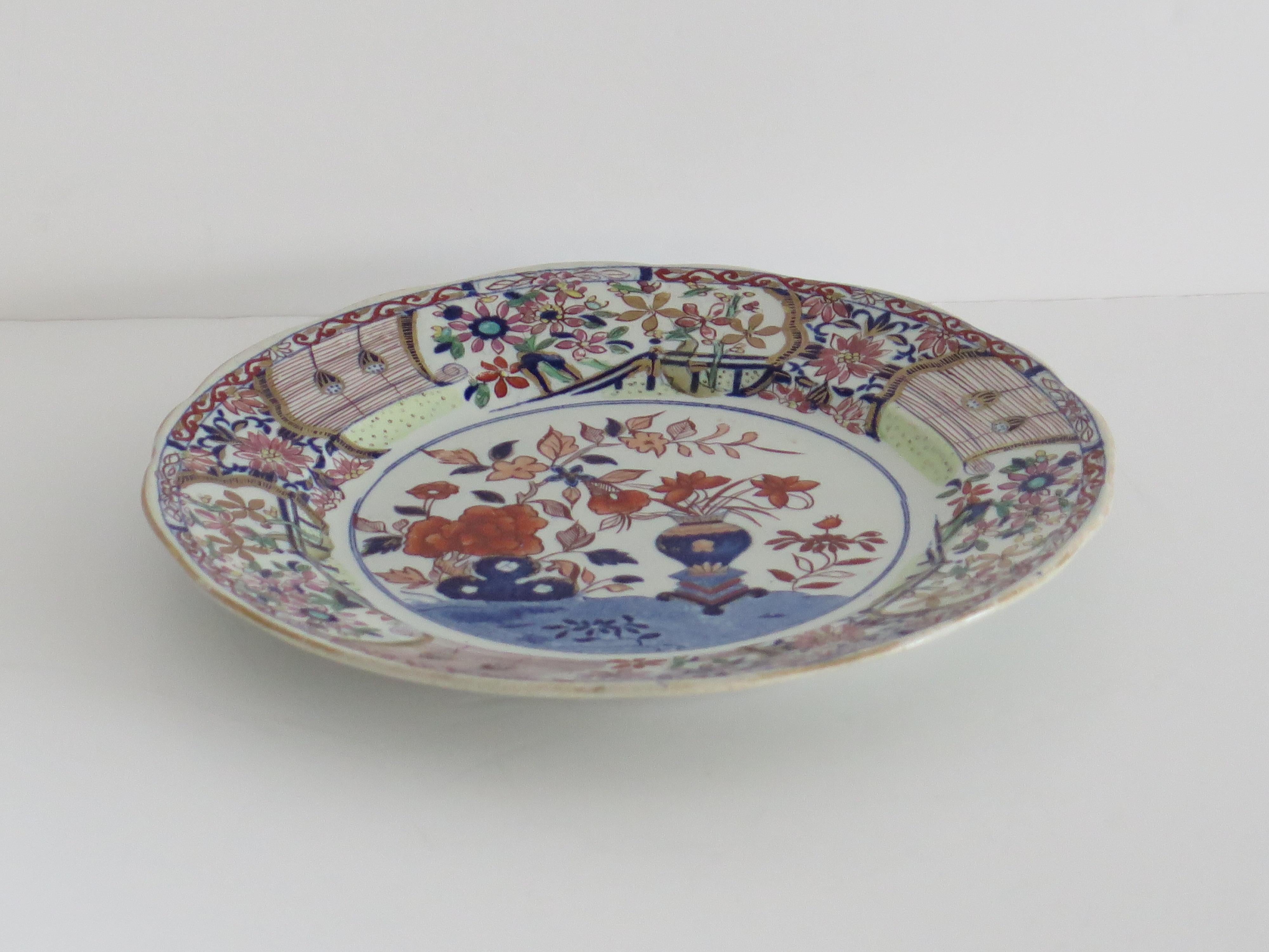 Cineserie Piatto da pranzo grande in pietra ferrosa dei muratori georgiani con vaso e pietra dorata, 1818 ca. in vendita