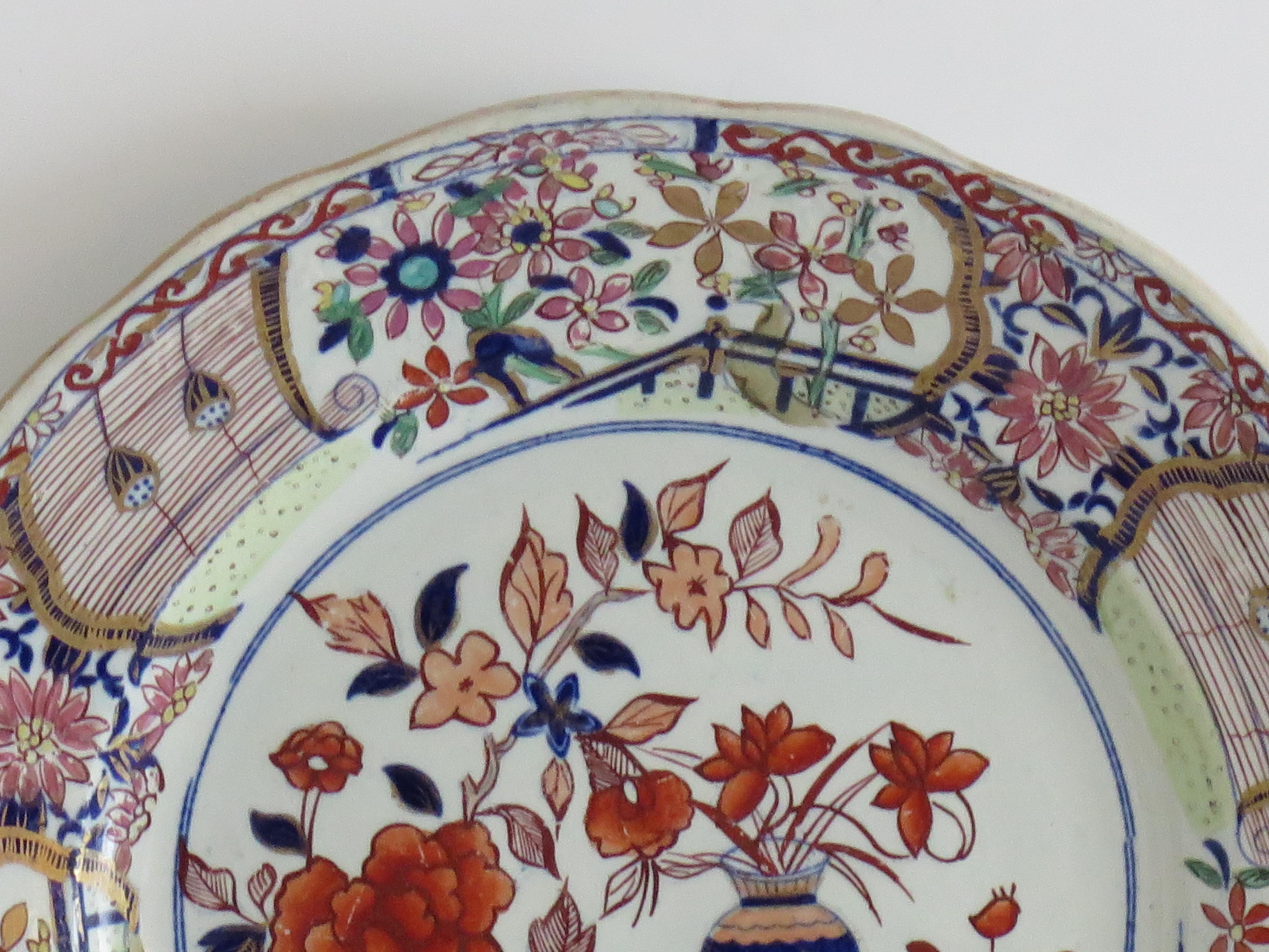 Dipinto a mano Piatto da pranzo grande in pietra ferrosa dei muratori georgiani con vaso e pietra dorata, 1818 ca. in vendita