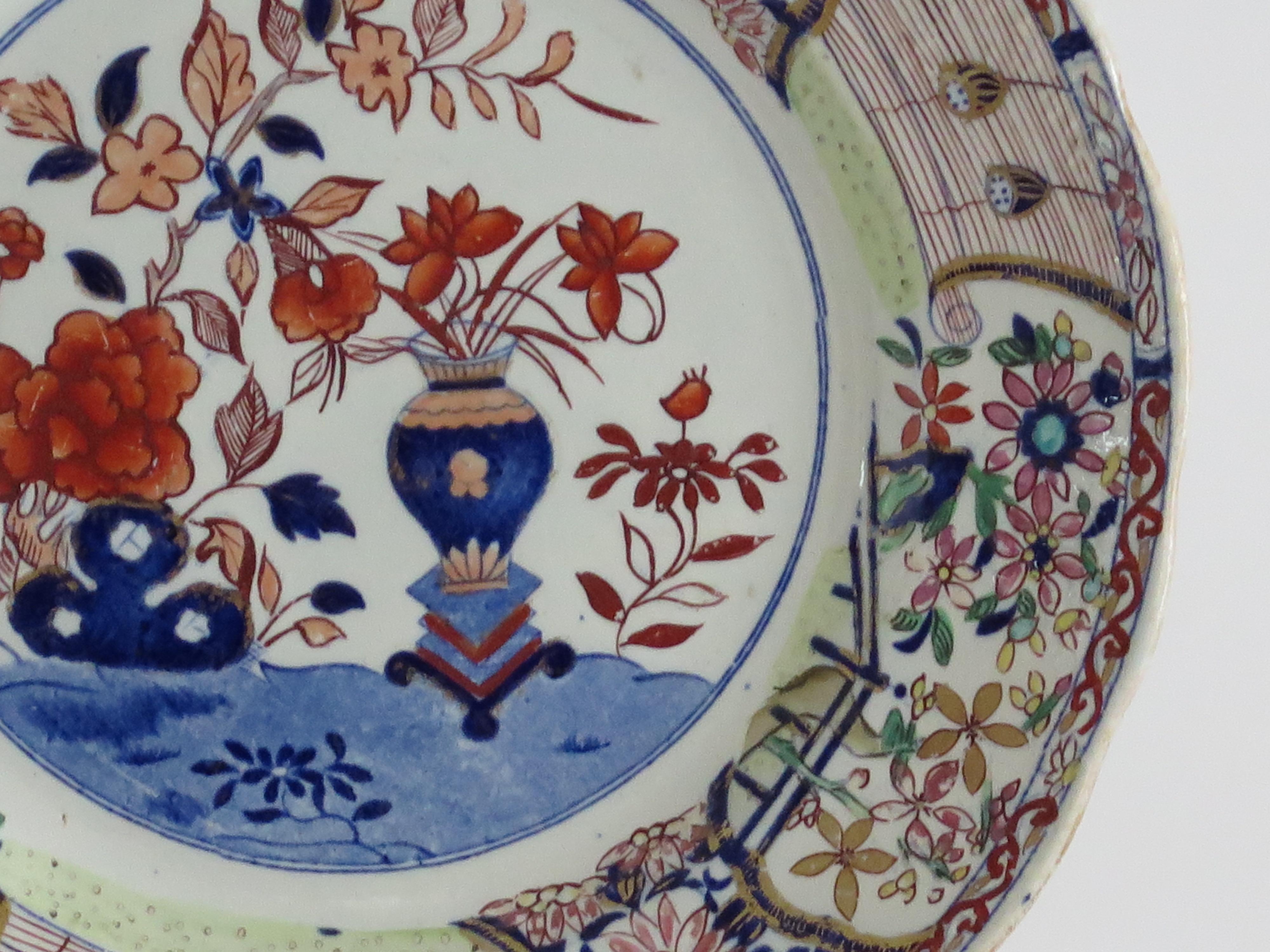 Georgian Masons Ironstone large Dinner Plate in Vase & Rock gilded Ptn, Ca 1818 In Good Condition For Sale In Lincoln, Lincolnshire