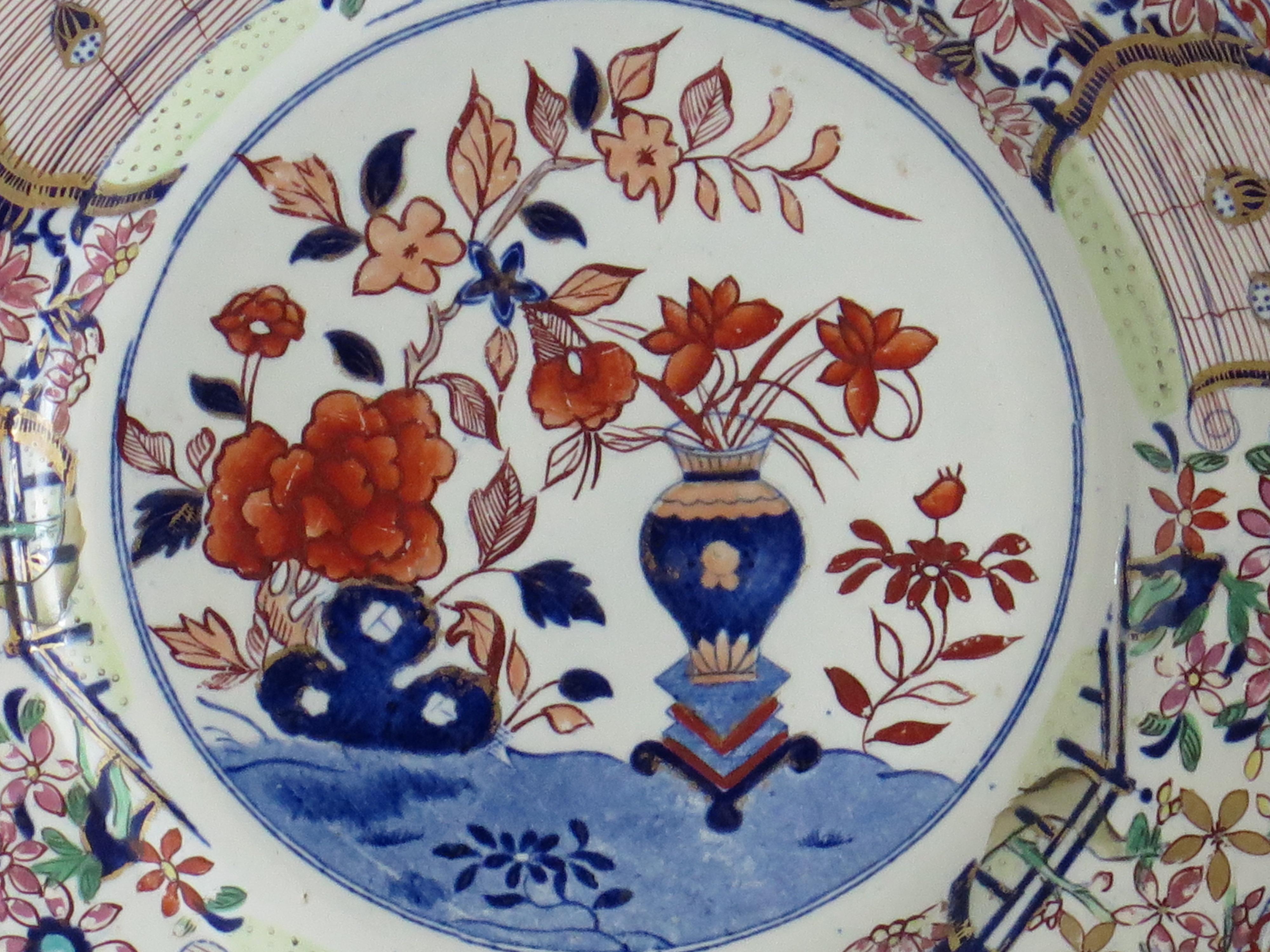 Piatto da pranzo grande in pietra ferrosa dei muratori georgiani con vaso e pietra dorata, 1818 ca. in vendita 1