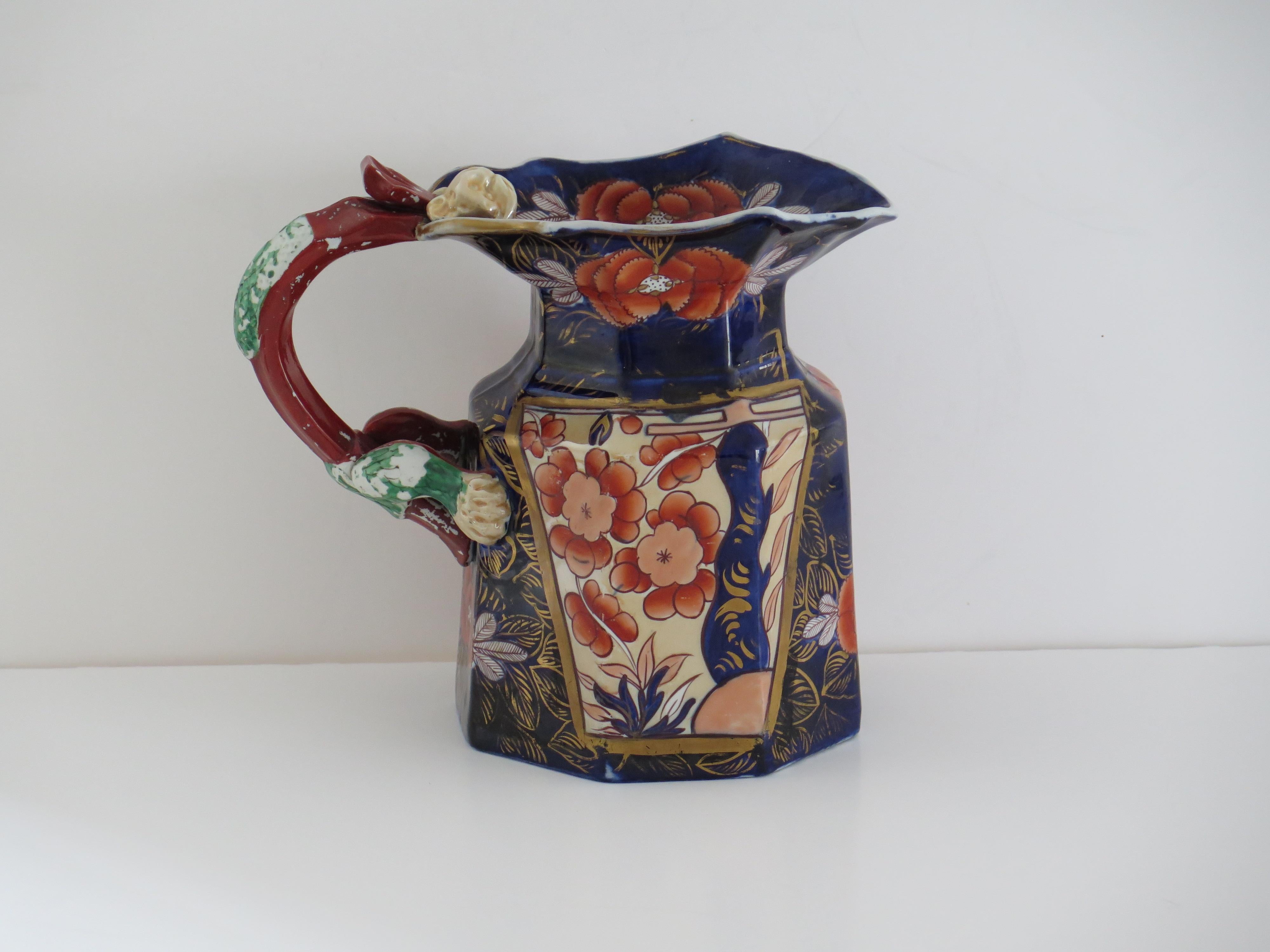 Si tratta di una bella e rara brocca o brocca molto grande in pietra ferrosa di forma Fenton prodotta da Mason's Ironstone, di Lane's Delph, Staffordshire, Inghilterra, intorno al 1818.

Si tratta di un esemplare molto consistente e pesante, che