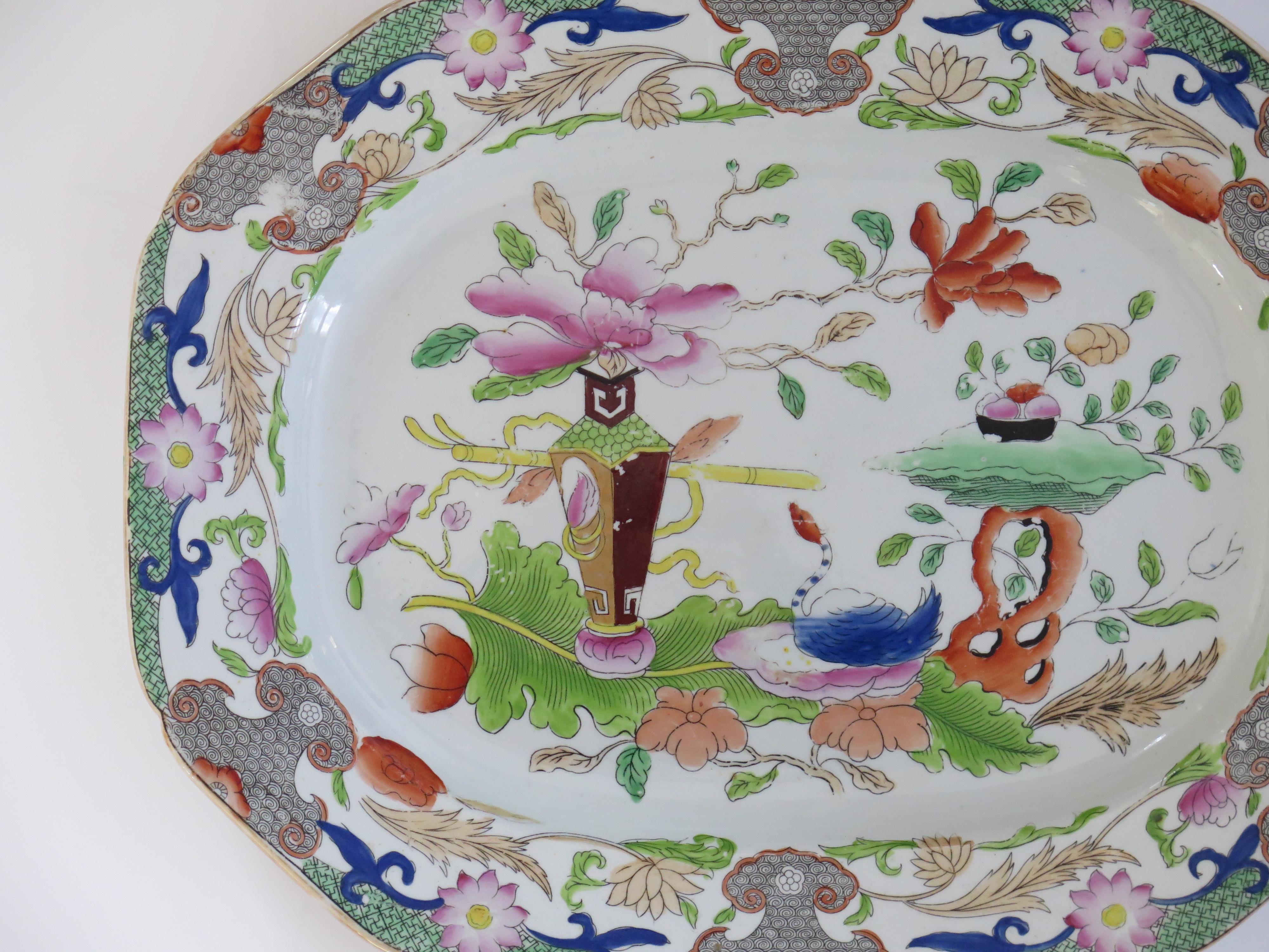 Grand plat géorgien en Mason's Ironstone à motif de table et de pot de fleurs, vers 1818 Bon état - En vente à Lincoln, Lincolnshire