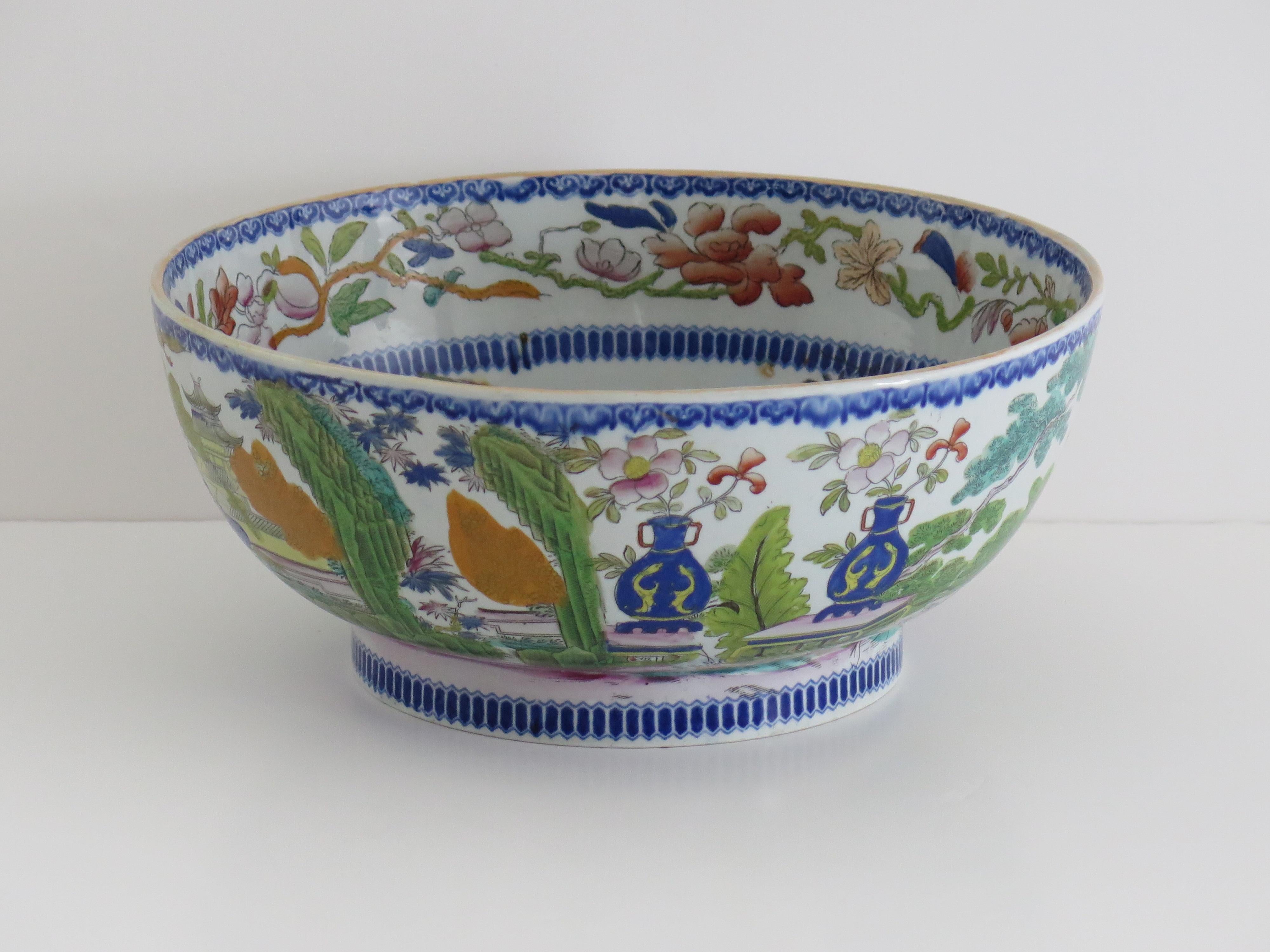 Georgian Masons Ironstone large Punch Bowl in rare Mogul Pattern, circa 1815 In Good Condition For Sale In Lincoln, Lincolnshire