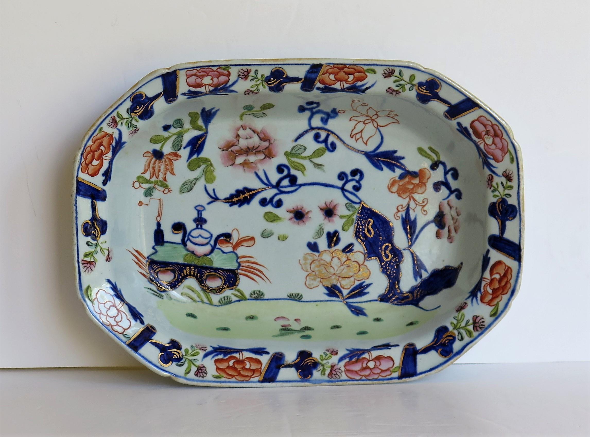 Ce plat profond ou plat à tarte / plat de service géorgien du début du XIXe siècle a été fabriqué par Mason's Ironstone dans le motif chinoiserie doré du petit vase, des fleurs et des rochers, datant d'environ 1815.

Ce plat à tarte peut être