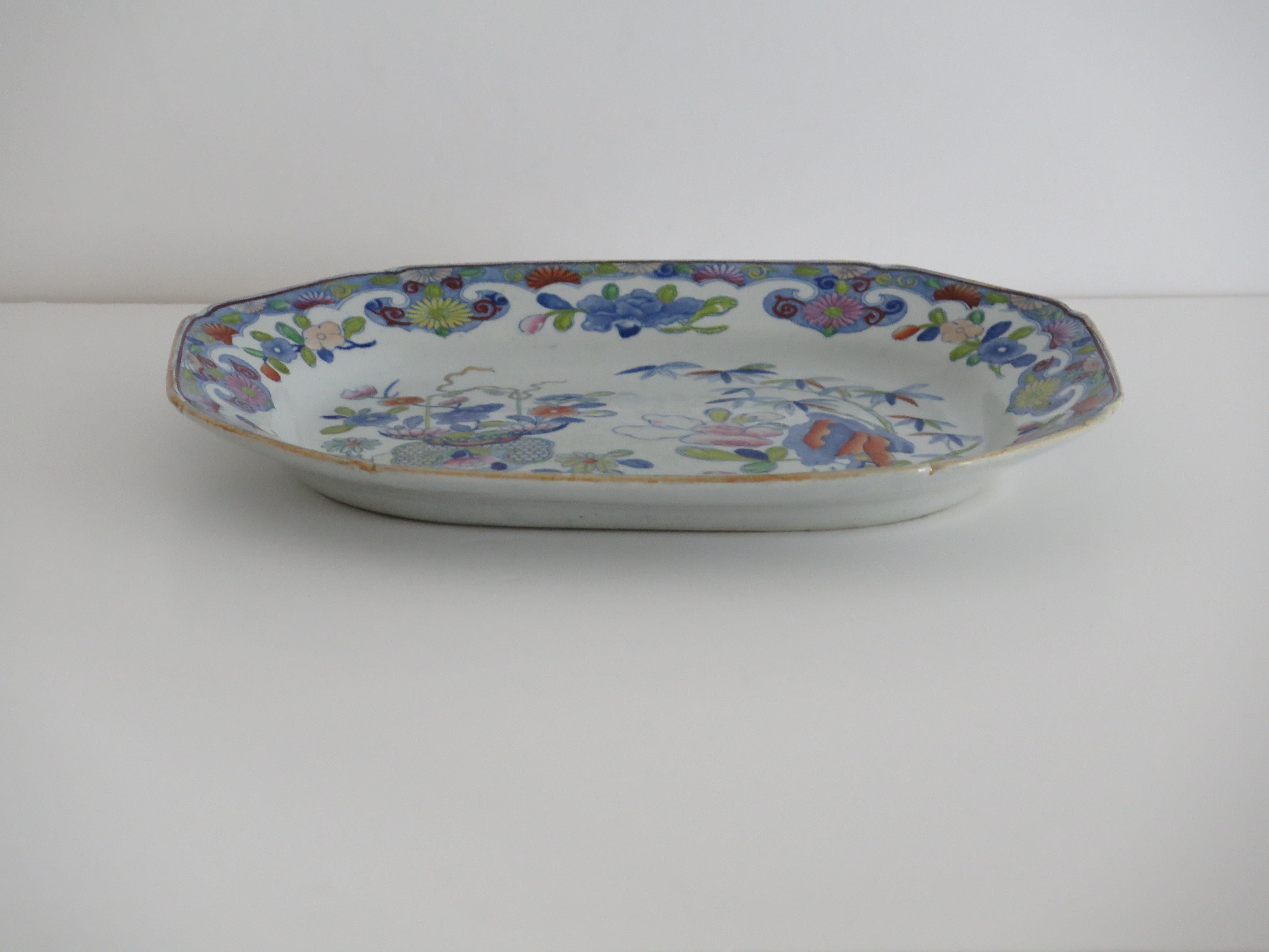 Plato de tamaño medio de principios del siglo XIX, de más de 30 cm de ancho, fabricado por Mason's Ironstone con el diseño Chinoiserie de bambú y cesta, del periodo georgiano inglés, circa 1818.

Las fuentes de Mason's Ironstone de principios del