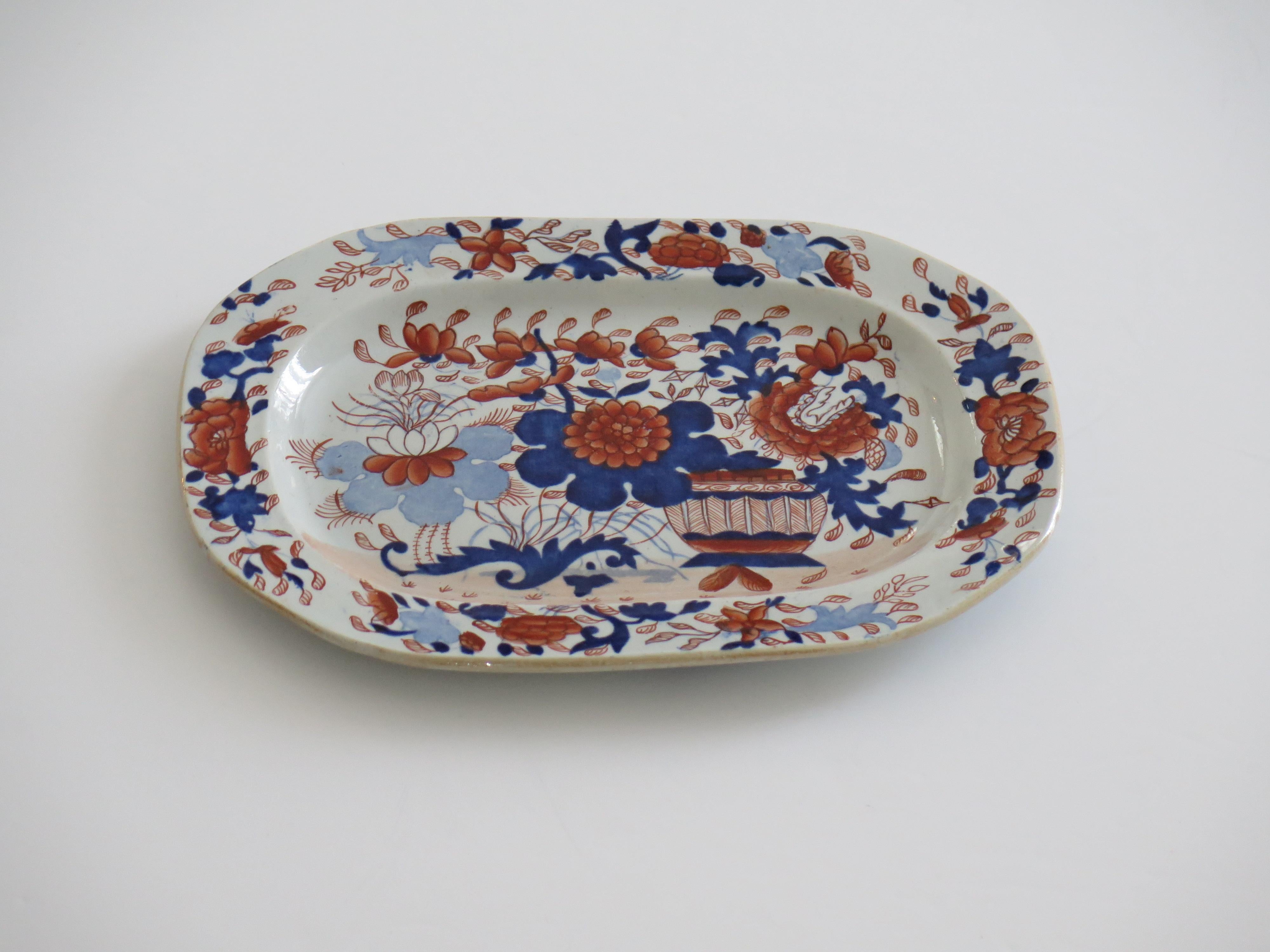 Se trata de una fuente rectangular de la primitiva cerámica Mason's Ironstone, pintada a mano con el muy decorativo motivo japonés de la cesta, producida por la fábrica Mason's de Lane Delph, Staffordshire, Inglaterra, en el periodo de George