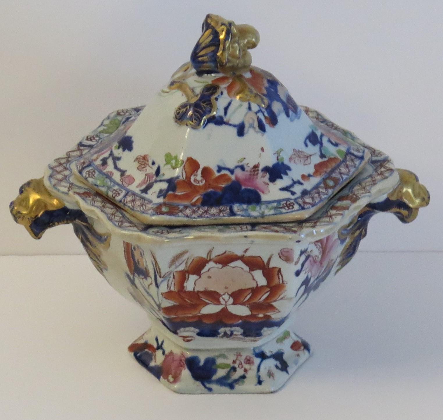 Il s'agit d'une superbe soupière en pierre de fer, complète avec son couvercle, fabriquée par Mason's of Lane Delph, Staffordshire, Angleterre, au début du 19e siècle, vers 1820.

Cette soupière est bien empotée et est de forme hexagonale avec des