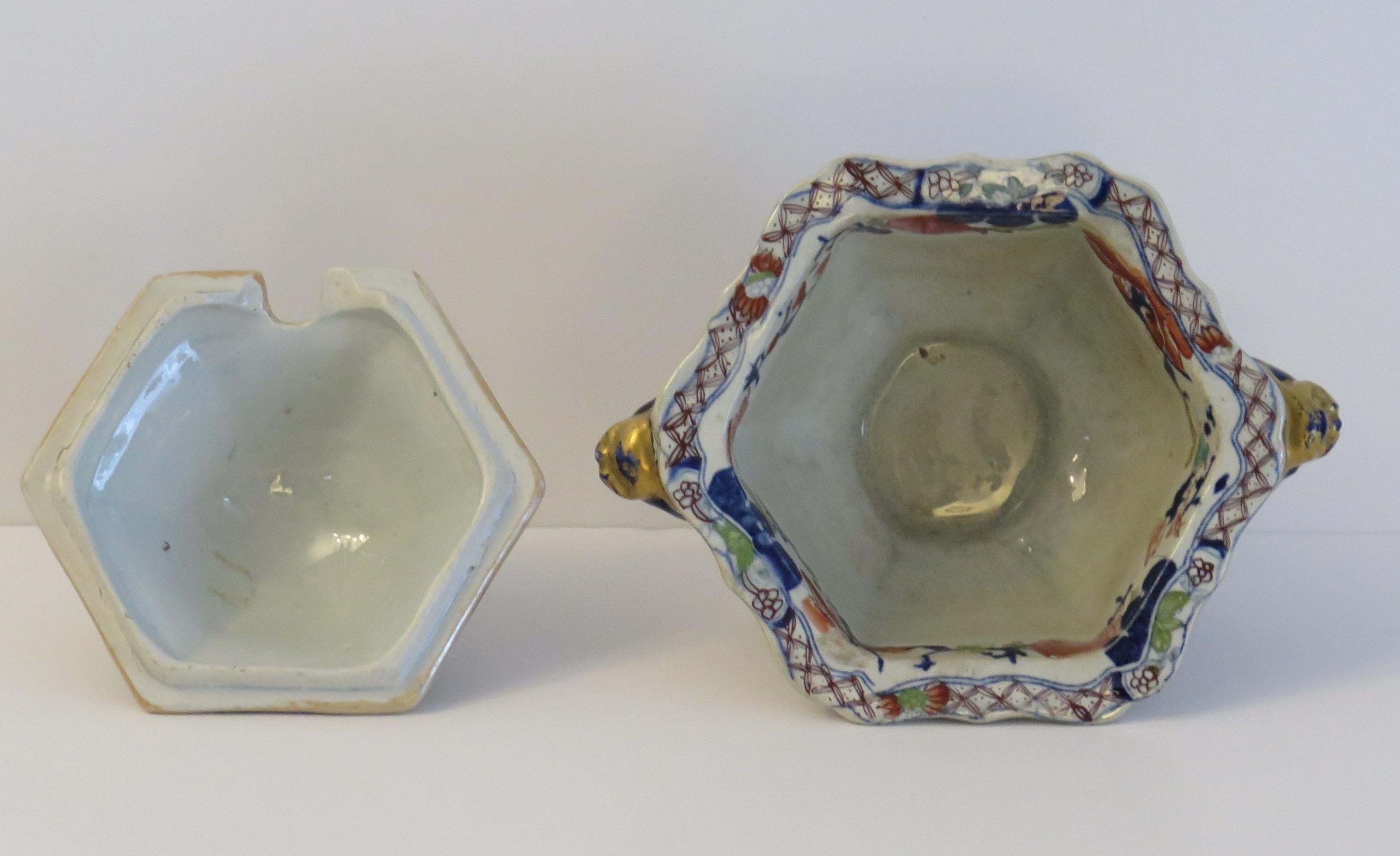 Zuppiera e coperchio in Mason's Ironstone georgiano con motivo dorato a giglio d'acqua, 1820 ca. in vendita 1