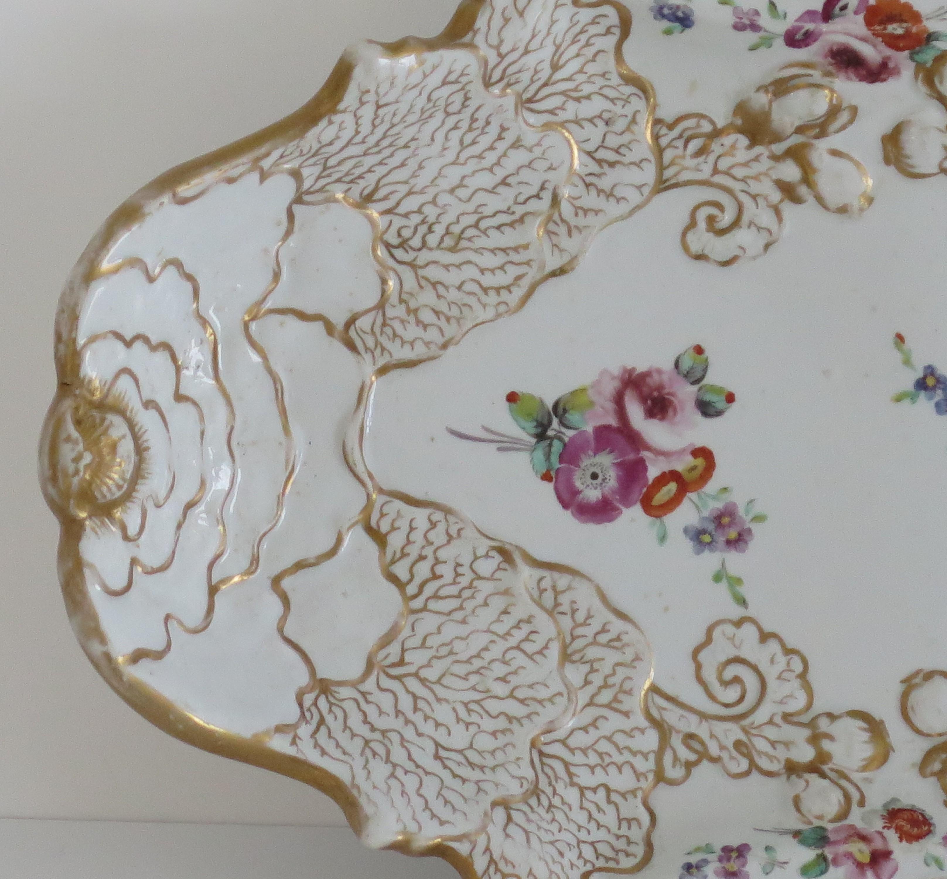 Hand-Painted Georgian Mason's Ironstone Serving Dish Floral Spays Cabbage Leaf Ptn, Ca 1818 For Sale