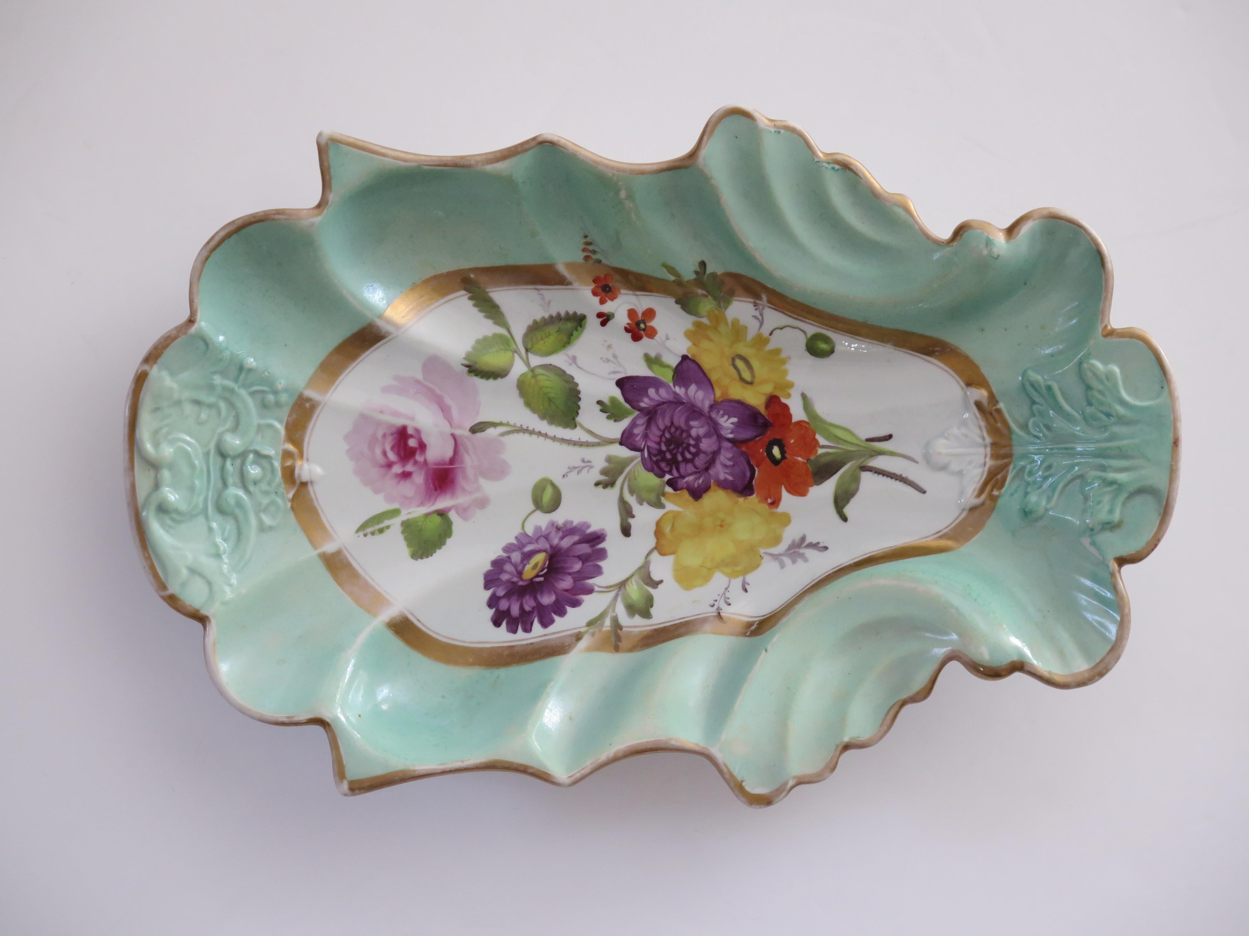 Se trata de un buen plato o fuente de Mason's Ironstone pintado a mano con el motivo Flores mixtas, de la primera época de George III, hacia 1818.

La pieza está bien encapsulada y tiene forma rectangular, con los lados perfilados y moldeados, todo
