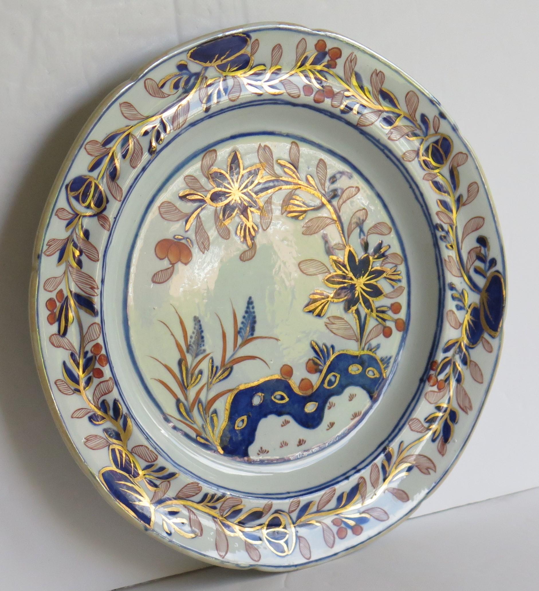 Anglais Assiette d'appoint géorgienne en Mason's Ironstone à motif de feuilles et de fleurs de roc, vers 1815 en vente