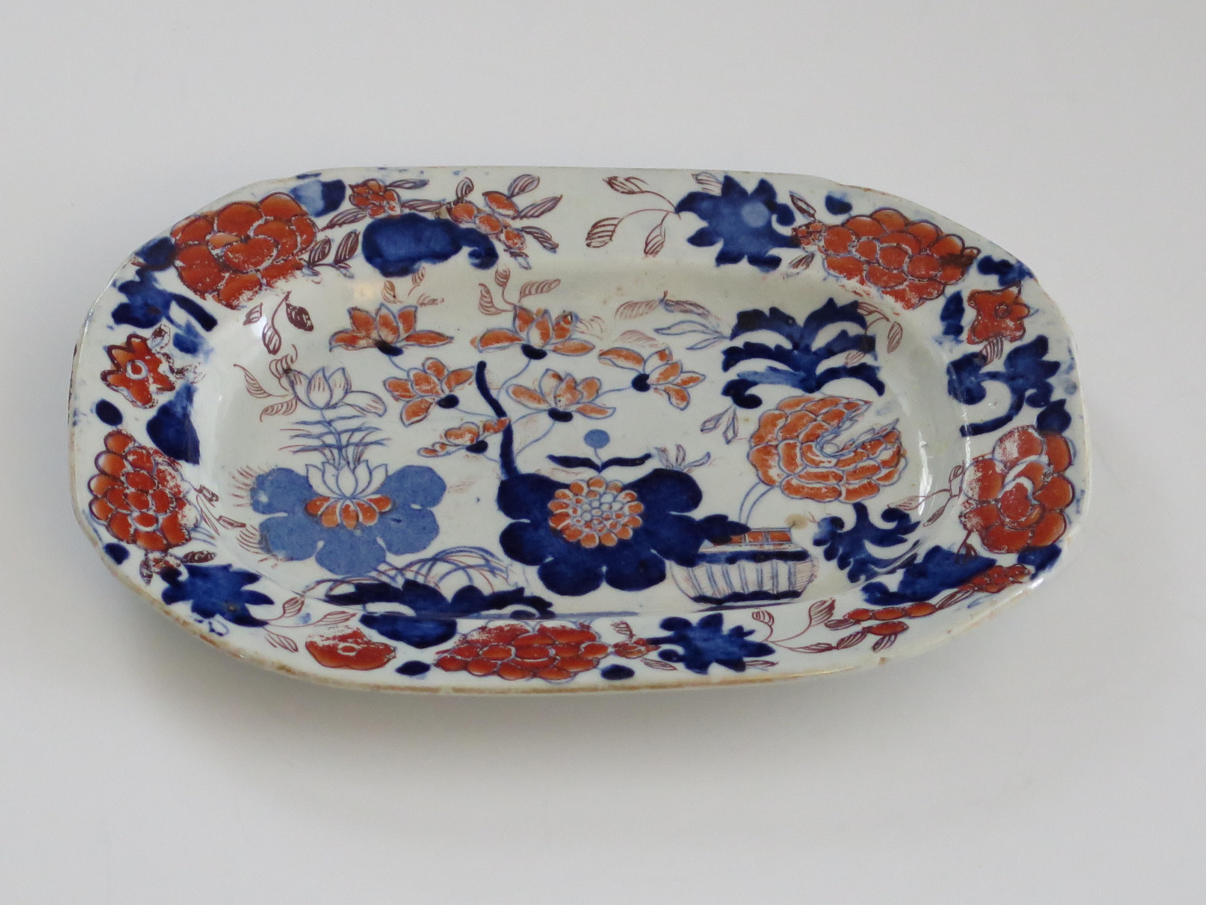 Il s'agit d'un petit plat rectangulaire en poterie Mason's Ironstone, peint à la main dans le motif très décoratif du panier japonais, produit par l'usine Mason's à Lane Delph, Staffordshire, Angleterre, pendant la période George 111, vers