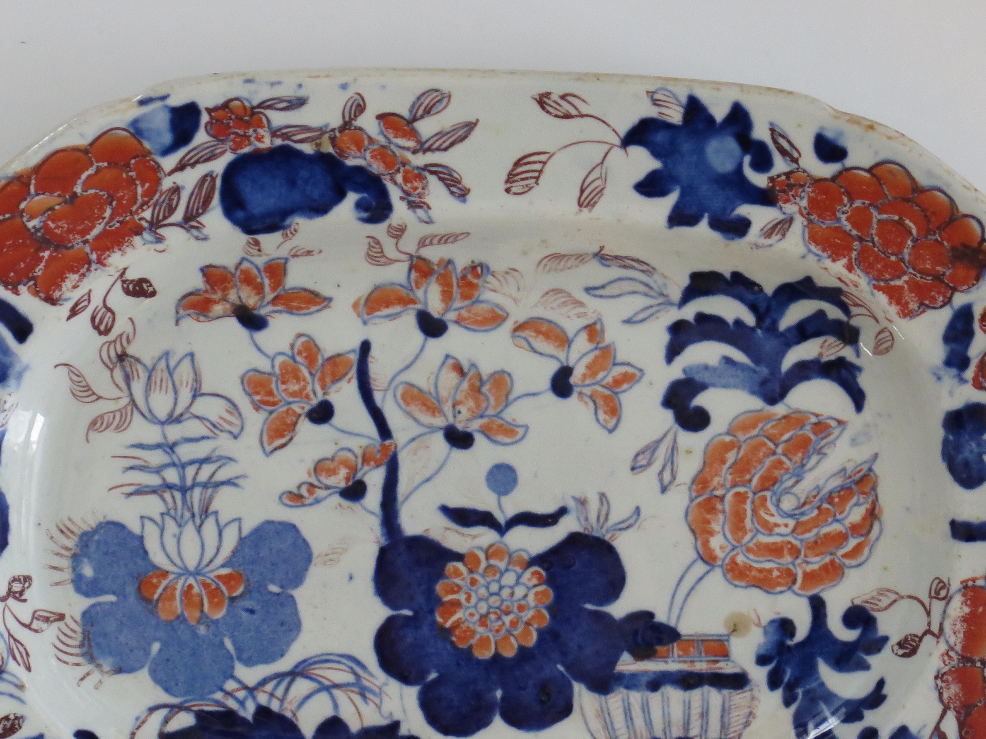 Peint à la main Petit plat géorgien en Mason's Ironstone à motif de panier japonais, vers 1818 en vente