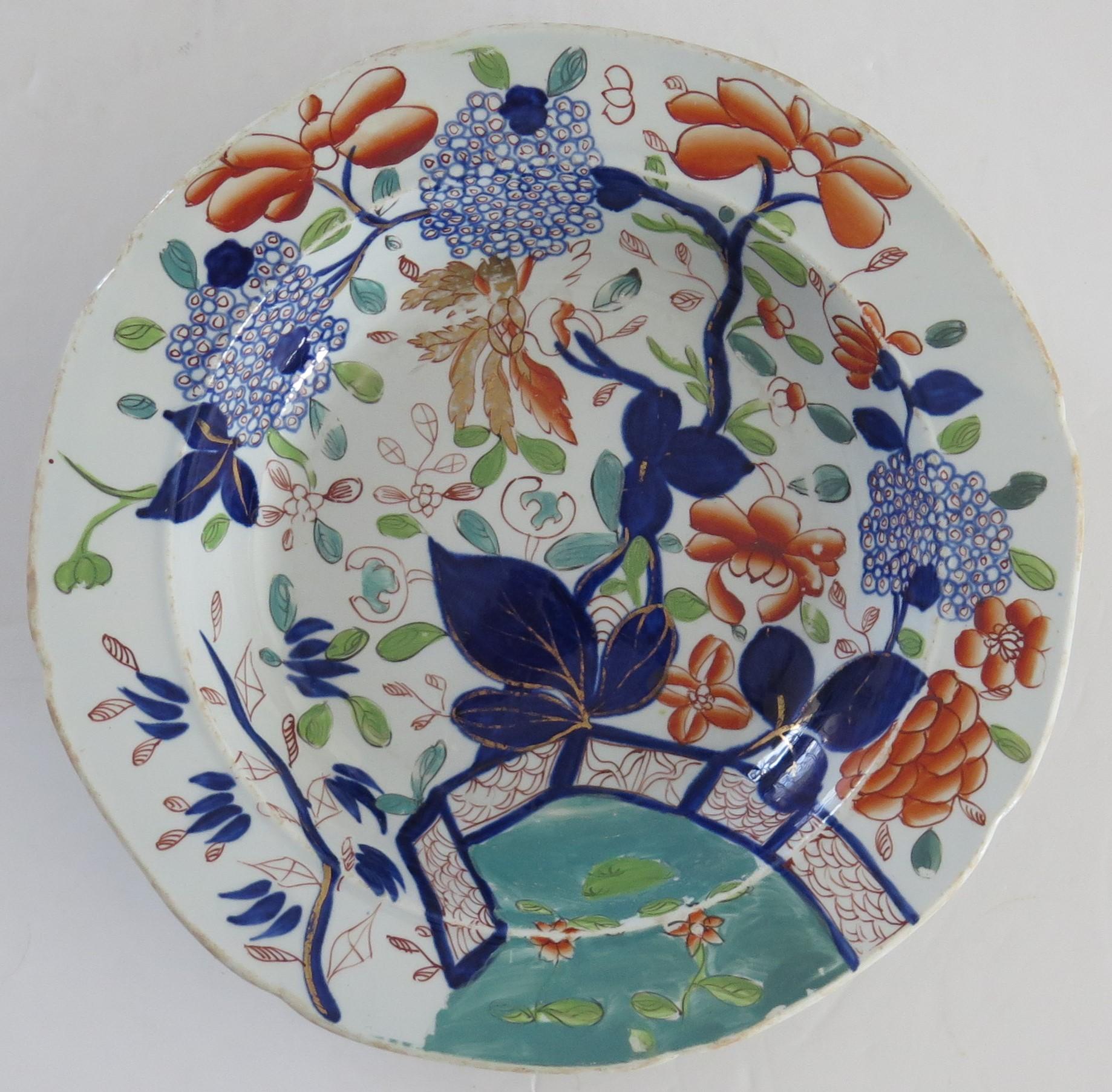 Dies ist eine sehr gute frühe Mason's Eisenstein Keramik Suppenschüssel oder tiefen Teller von Hand in der Fence, Blue Leaf & Lilac Muster gemalt,  hergestellt von der Mason's Factory in Lane Delph, Staffordshire, England, ca. 1813-1820.

Der Teller
