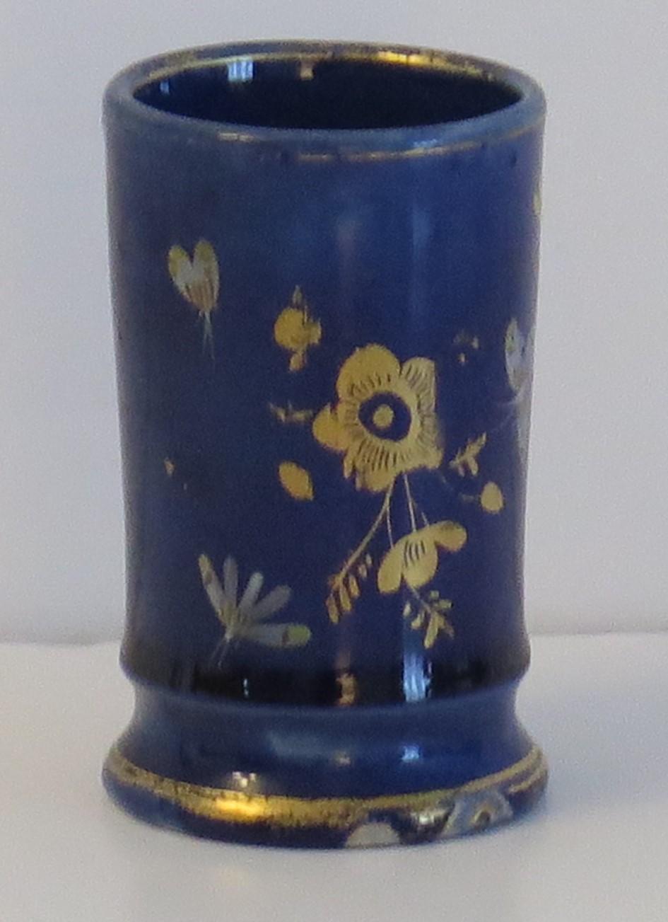Il s'agit d'un petit vase renversé, peint à la main dans un motif de fleurs, d'insectes et de papillons dorés sur un fond bleu mazarin, fabriqué par Mason's Ironstone, Lane Delph, Angleterre et datant d'environ 1813-1820.

Le motif est doré et