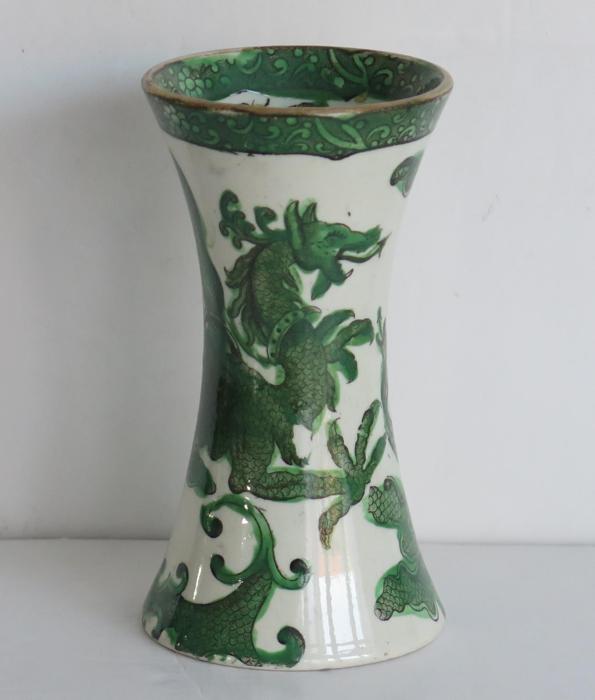 Georgian Mason's Ironstone Vase in Green Dragon Chinoiserie Pattern, circa 1818 In Good Condition For Sale In Lincoln, Lincolnshire